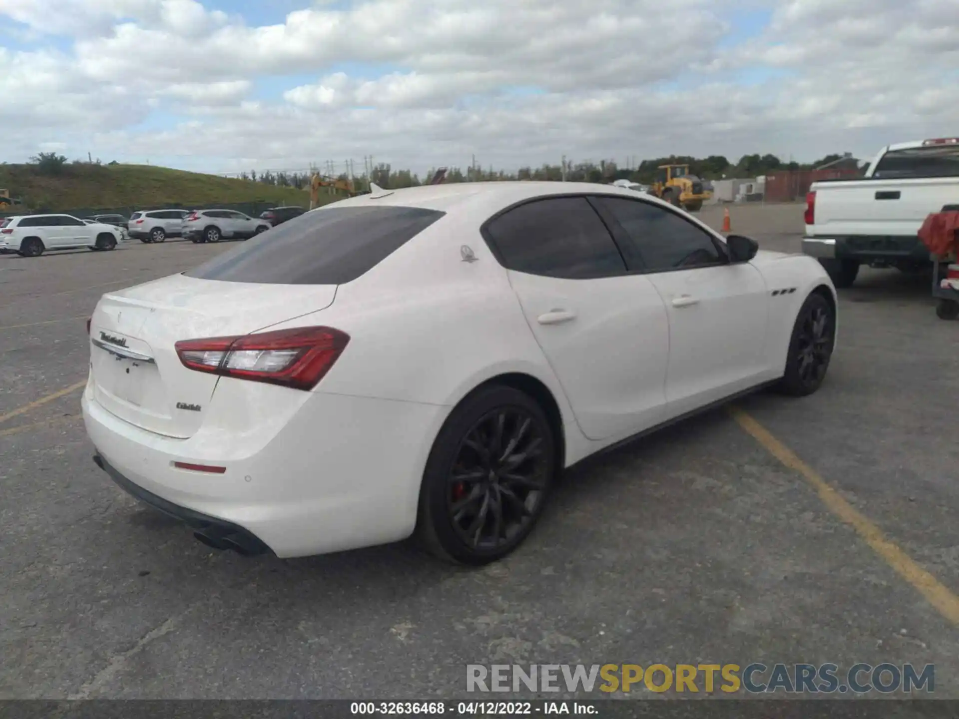 4 Photograph of a damaged car ZAM57YSAXK1323616 MASERATI GHIBLI 2019