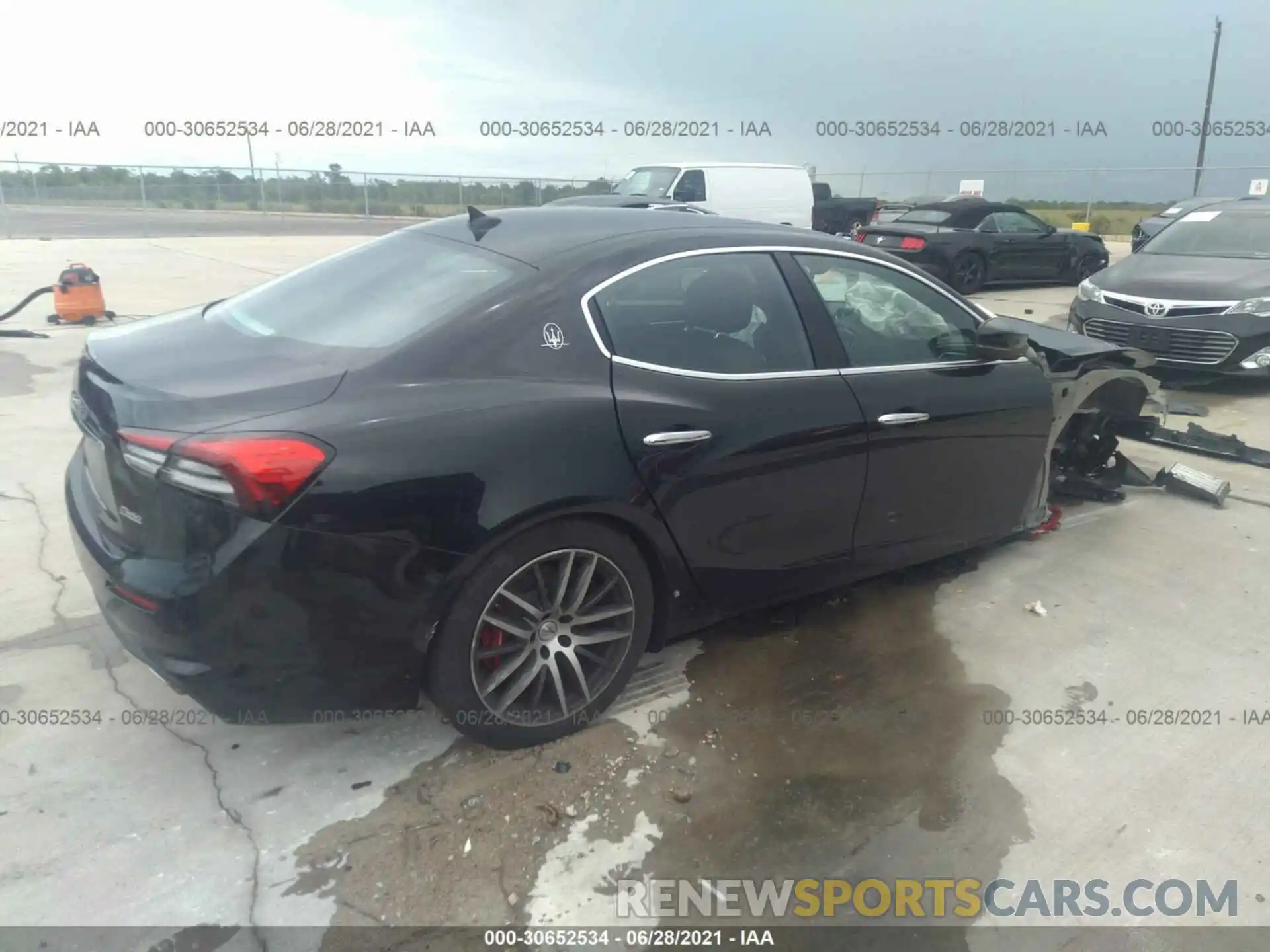 4 Photograph of a damaged car ZAM57YSA5M1358292 MASERATI GHIBLI 2021