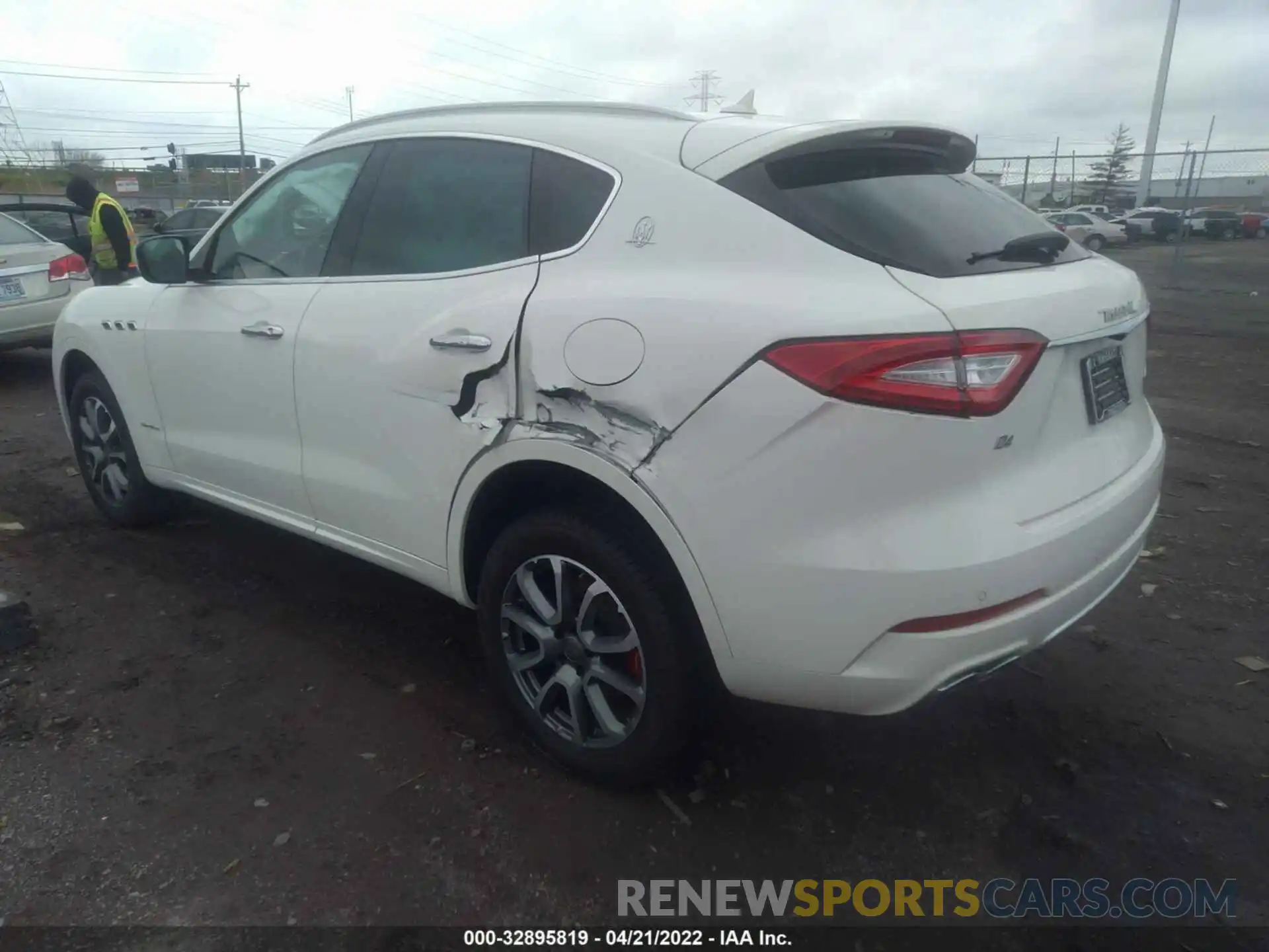 3 Фотография поврежденного автомобиля ZN661XUL1KX314690 MASERATI LEVANTE 2019