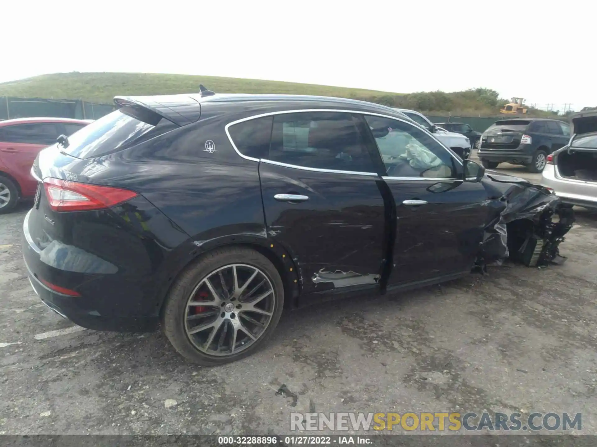 4 Photograph of a damaged car ZN661YUL3KX328046 MASERATI LEVANTE 2019