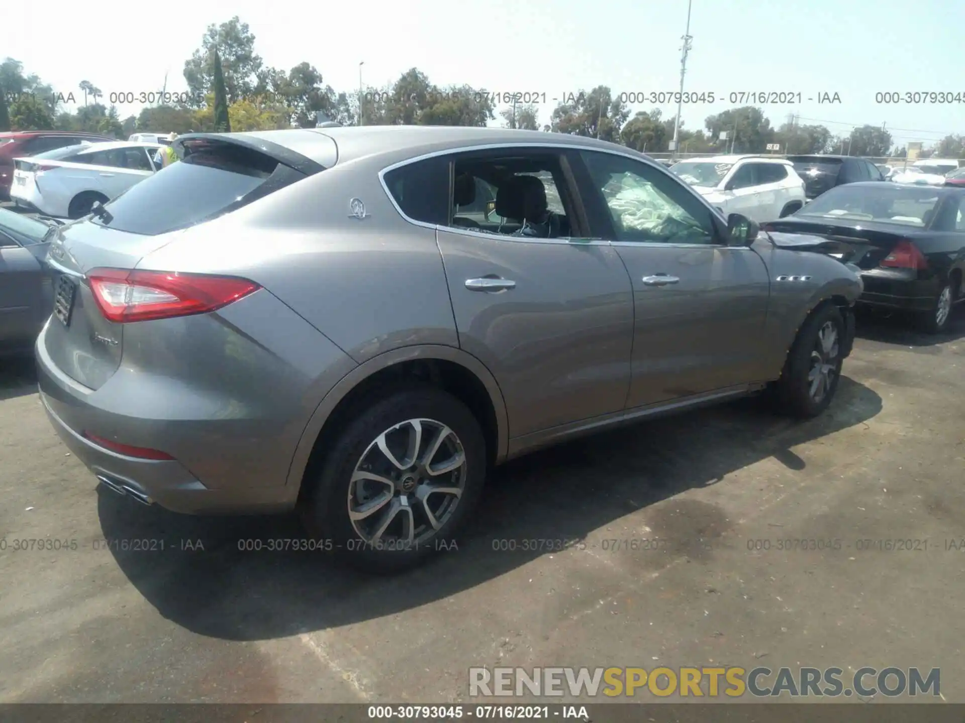 4 Photograph of a damaged car ZN661XUA3LX356732 MASERATI LEVANTE 2020