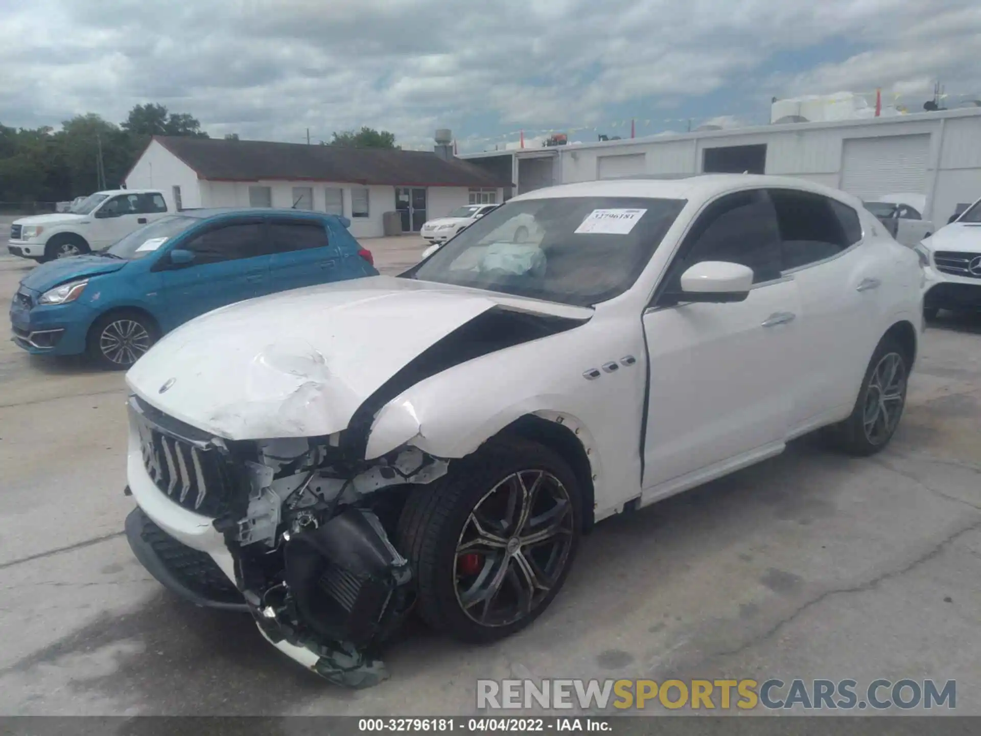 2 Photograph of a damaged car ZN661XUA6LX355896 MASERATI LEVANTE 2020