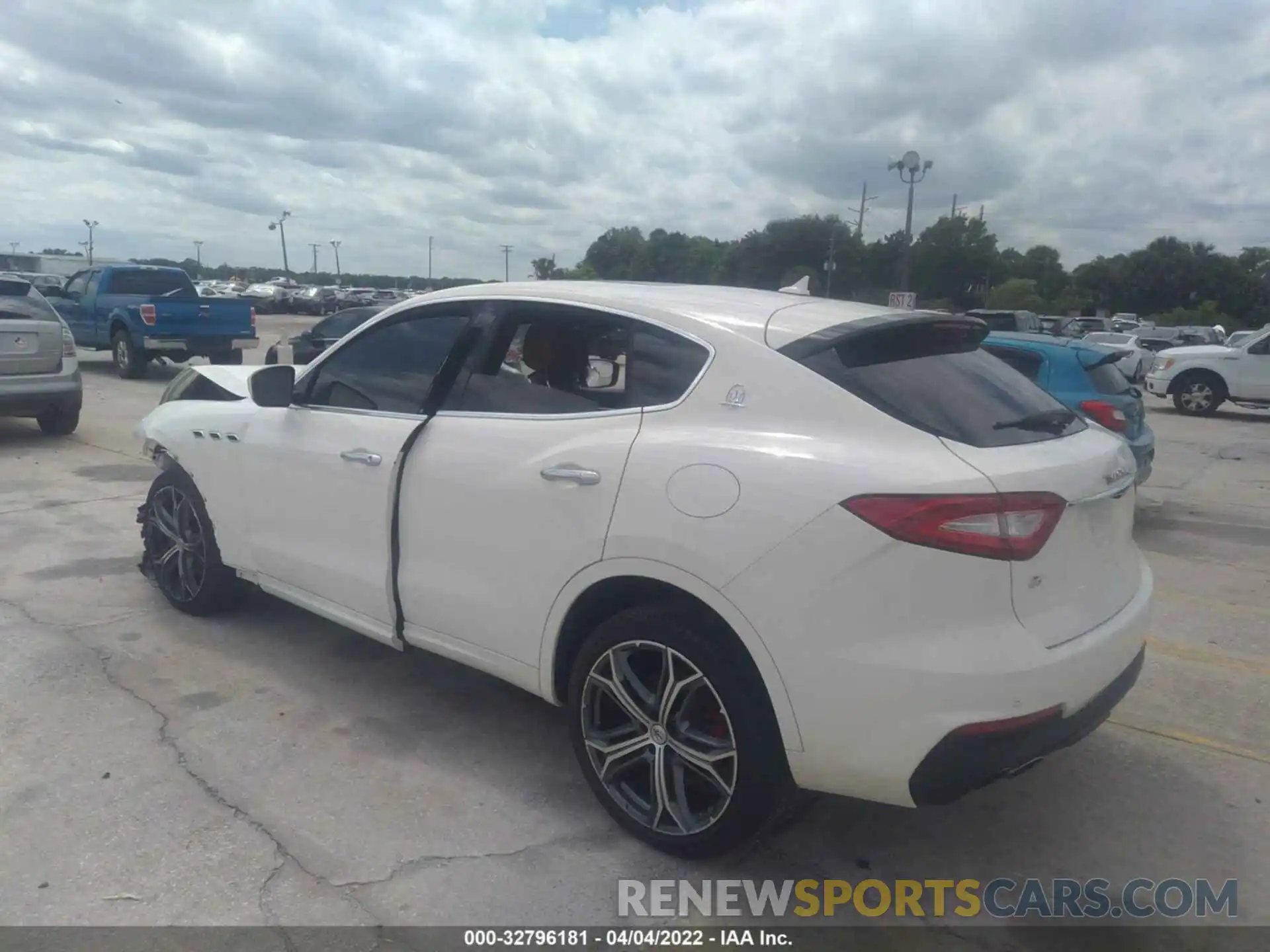 3 Photograph of a damaged car ZN661XUA6LX355896 MASERATI LEVANTE 2020