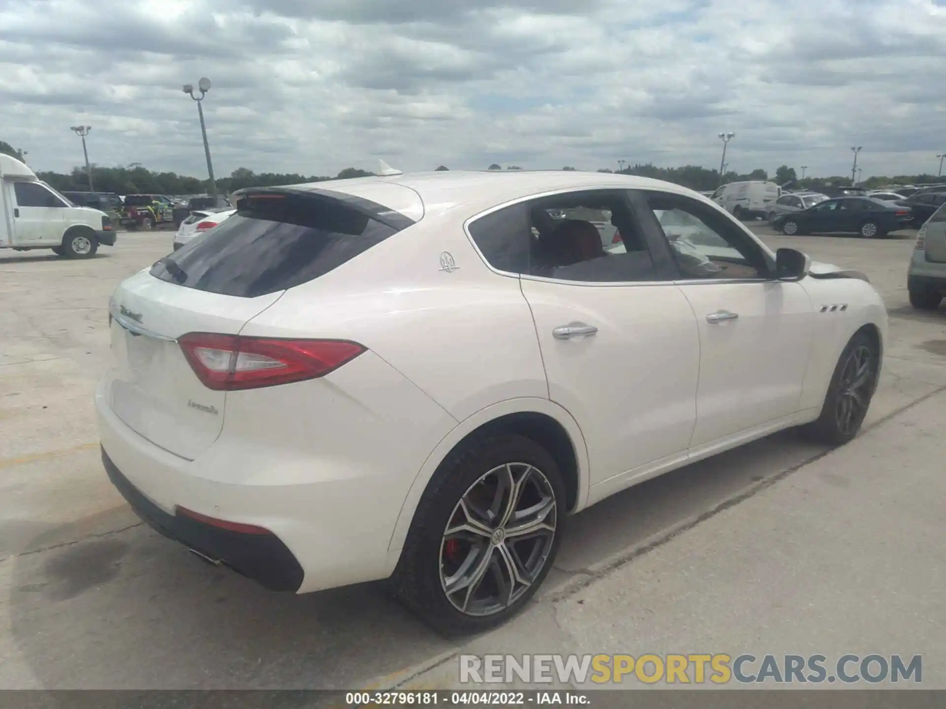 4 Photograph of a damaged car ZN661XUA6LX355896 MASERATI LEVANTE 2020