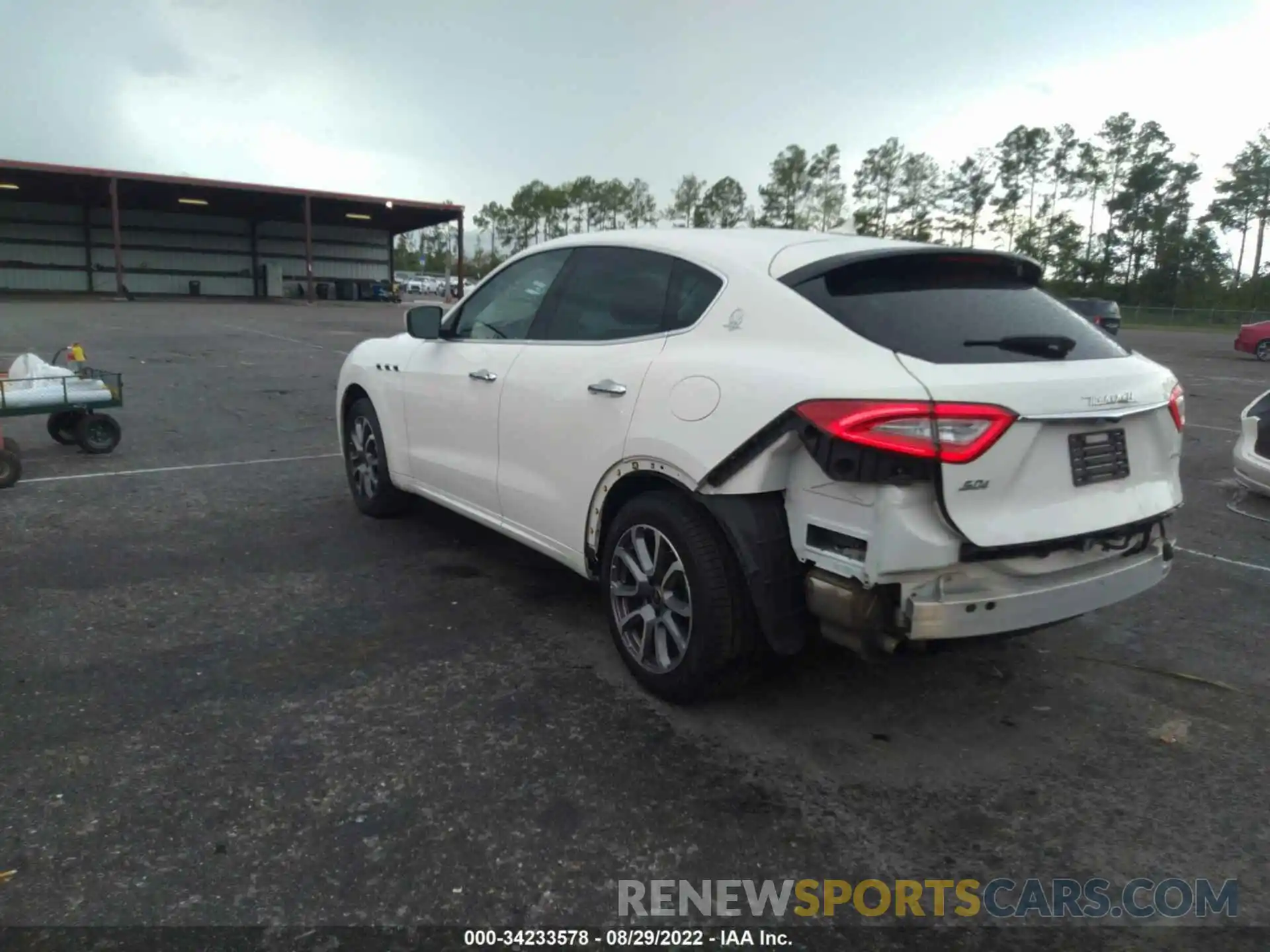 3 Photograph of a damaged car ZN661YUA1LX345136 MASERATI LEVANTE 2020