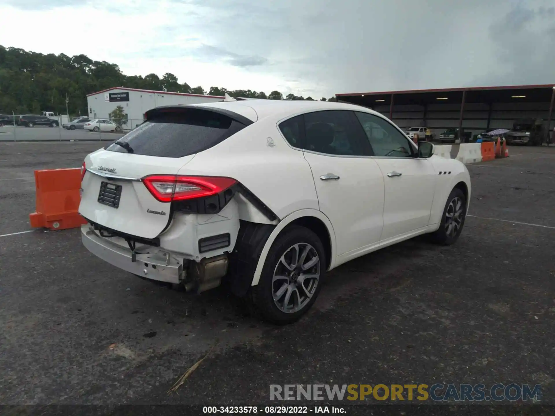 4 Photograph of a damaged car ZN661YUA1LX345136 MASERATI LEVANTE 2020