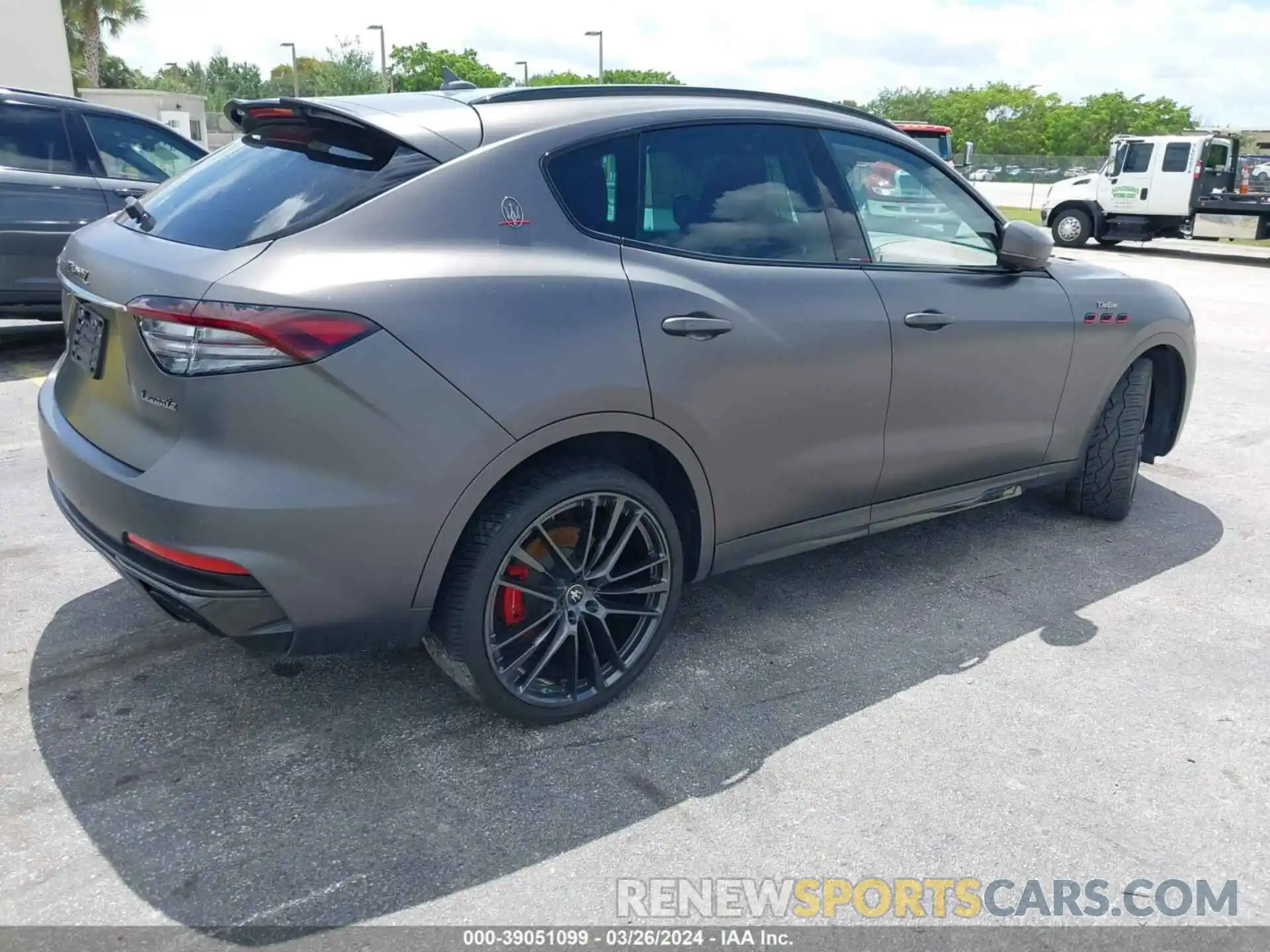 4 Photograph of a damaged car ZN661ZUAXMX375131 MASERATI LEVANTE 2021