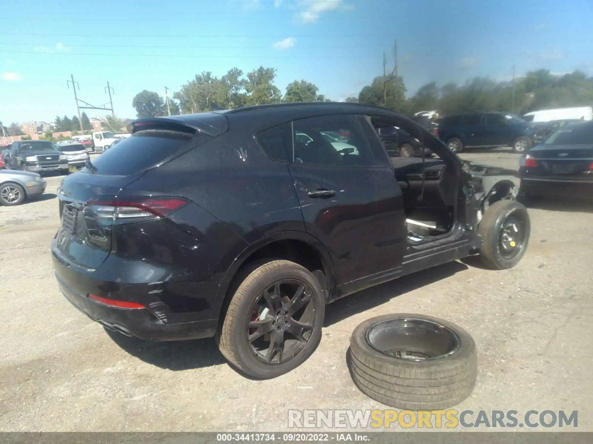 4 Photograph of a damaged car ZN661XUA8NX394704 MASERATI LEVANTE 2022