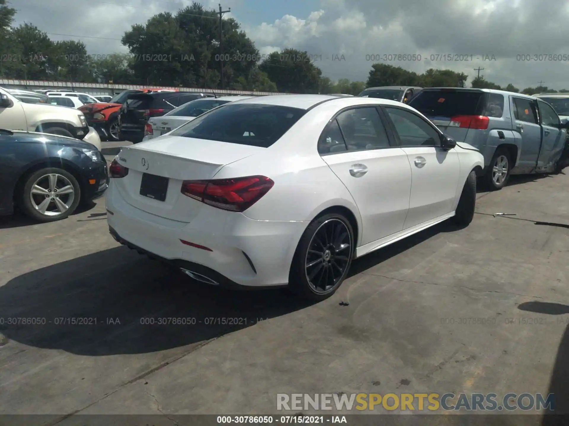 4 Photograph of a damaged car WDD3G4EB3KW022784 MERCEDES-BENZ A-CLASS 2019