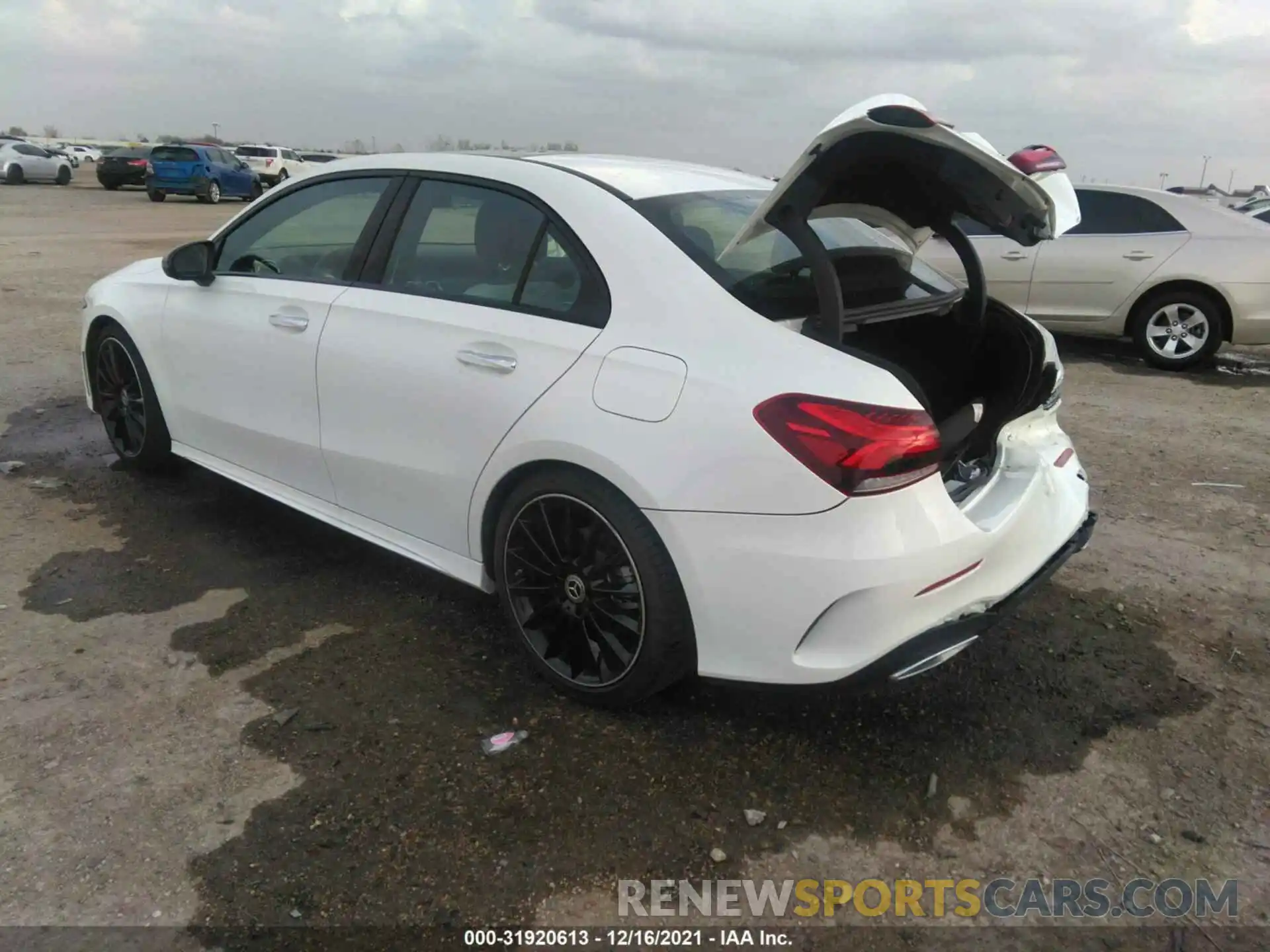 3 Фотография поврежденного автомобиля WDD3G4EB8KW020013 MERCEDES-BENZ A-CLASS 2019