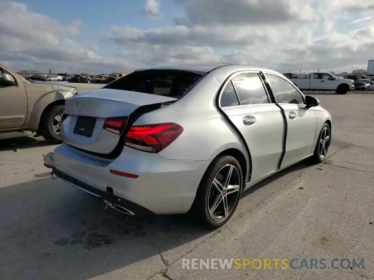 4 Photograph of a damaged car W1K3G4EB4LJ204427 MERCEDES-BENZ A-CLASS 2020