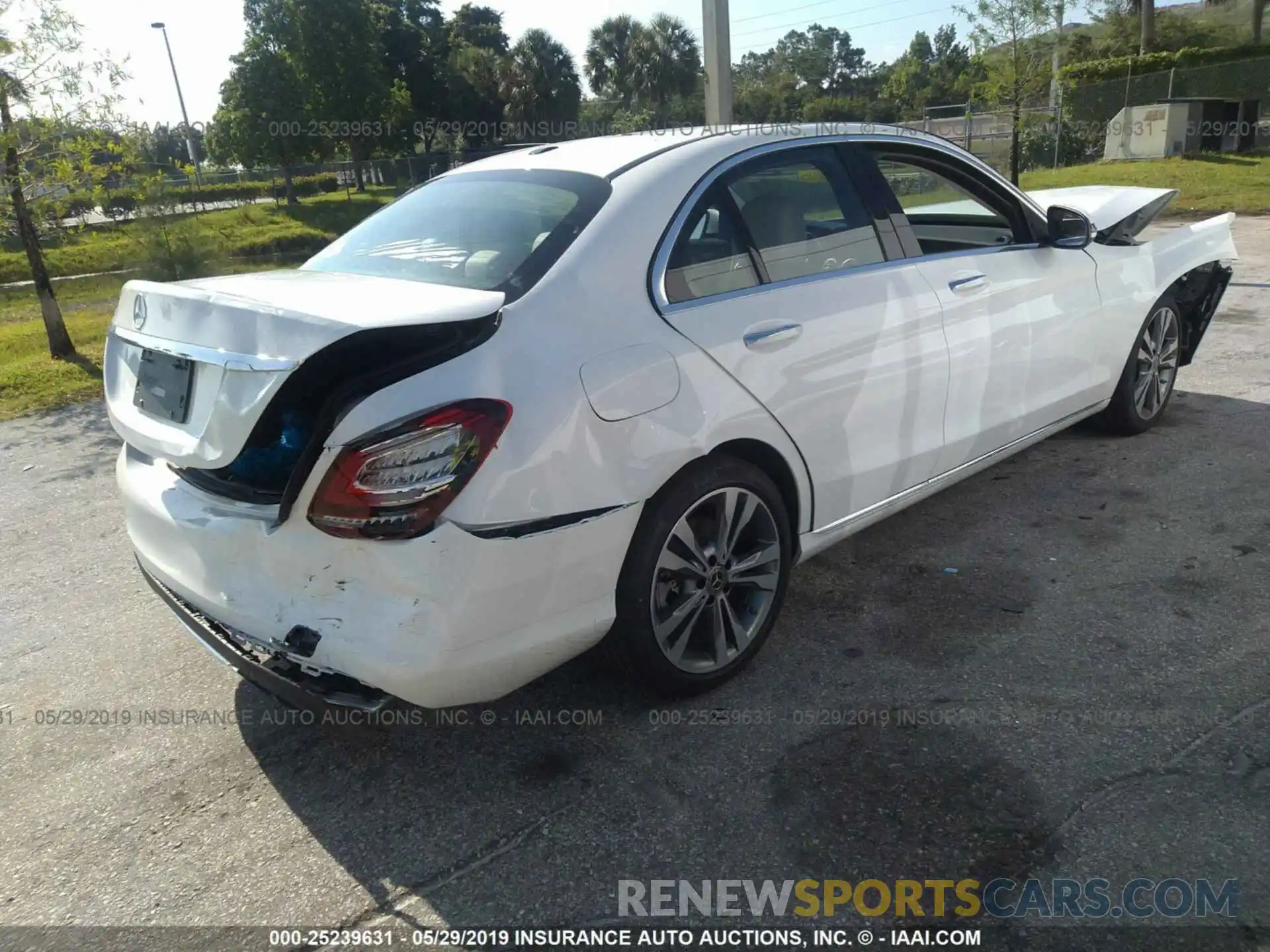 4 Photograph of a damaged car 55SWF8DB4KU307239 MERCEDES-BENZ C 2019