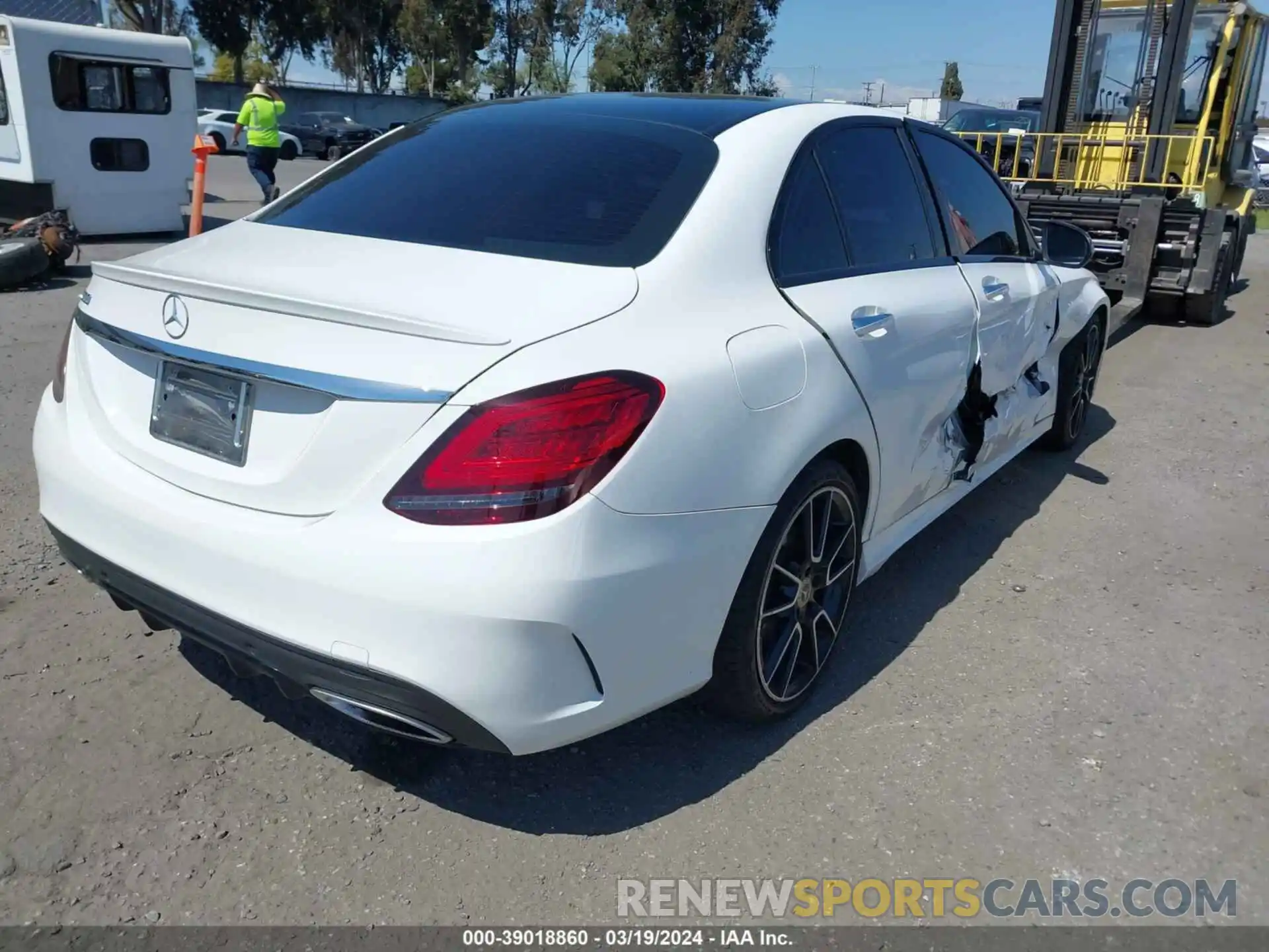 4 Photograph of a damaged car 55SWF8DB1KU303665 MERCEDES-BENZ C 300 2019