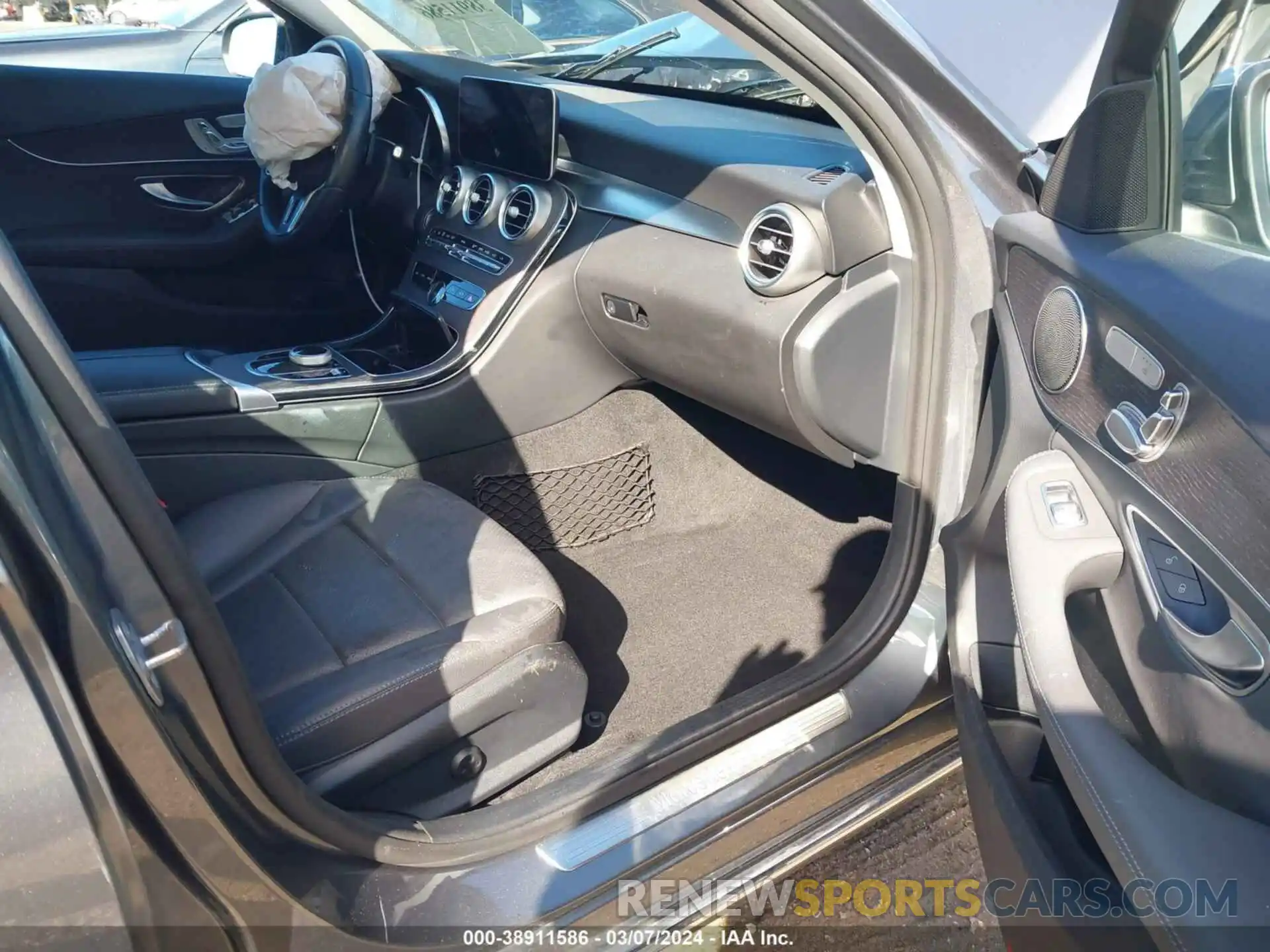 5 Photograph of a damaged car WDDWF8DB5KR483119 MERCEDES-BENZ C 300 2019