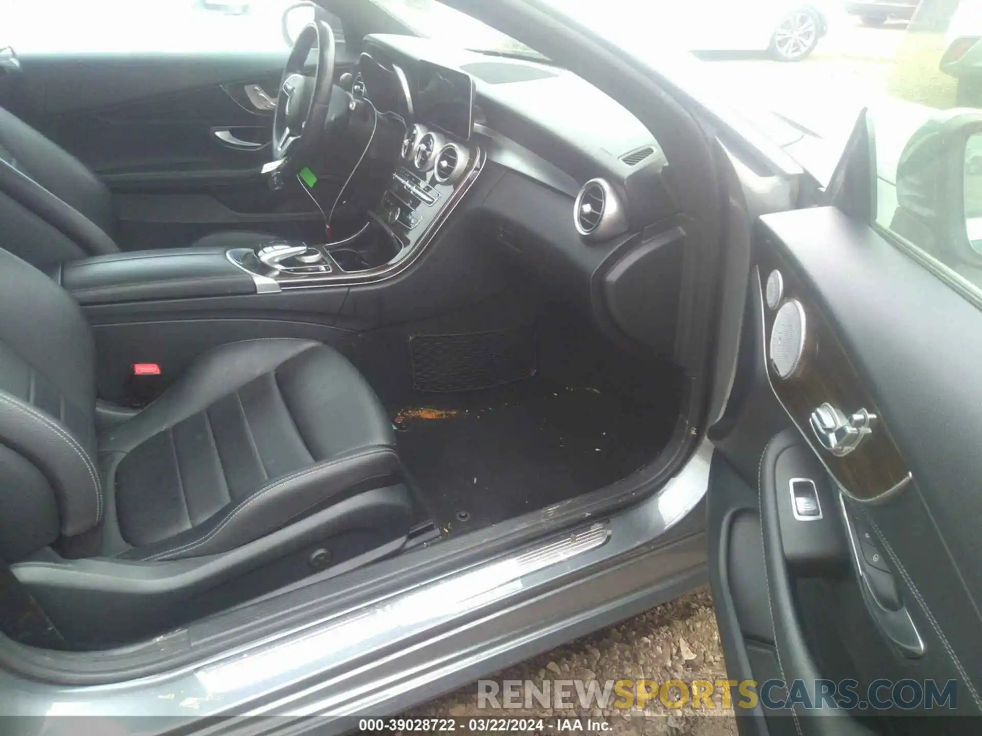 5 Photograph of a damaged car WDDWJ8DB1KF896638 MERCEDES-BENZ C 300 2019