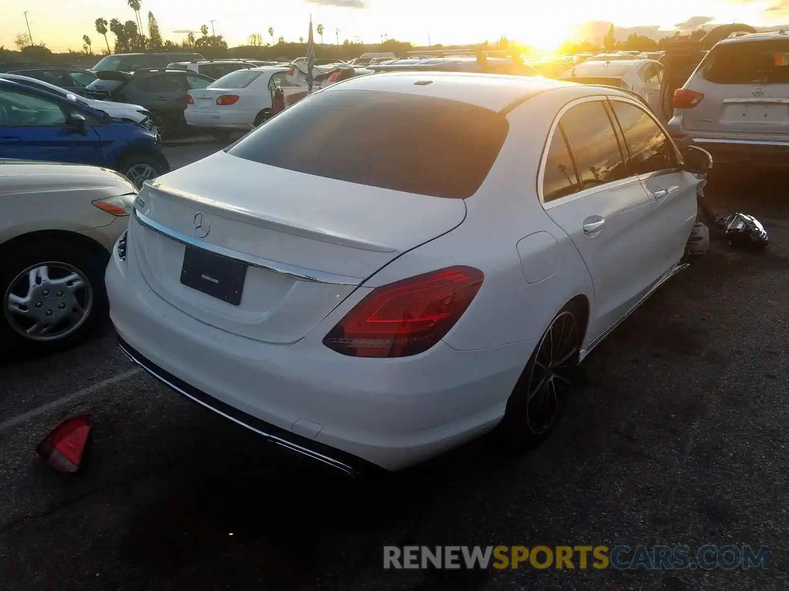 4 Photograph of a damaged car 55SWF8DB0KU287393 MERCEDES-BENZ C CLASS 2019