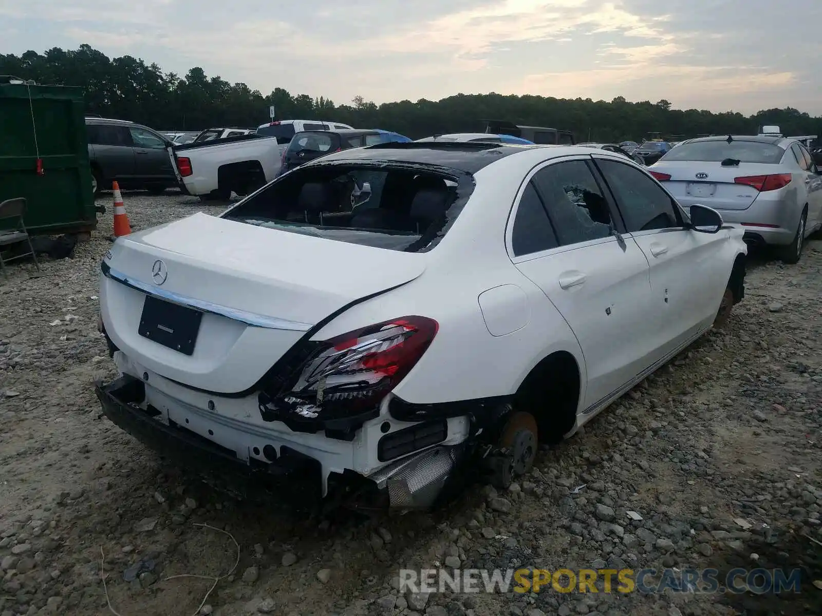 4 Photograph of a damaged car 55SWF8DB0KU300434 MERCEDES-BENZ C CLASS 2019