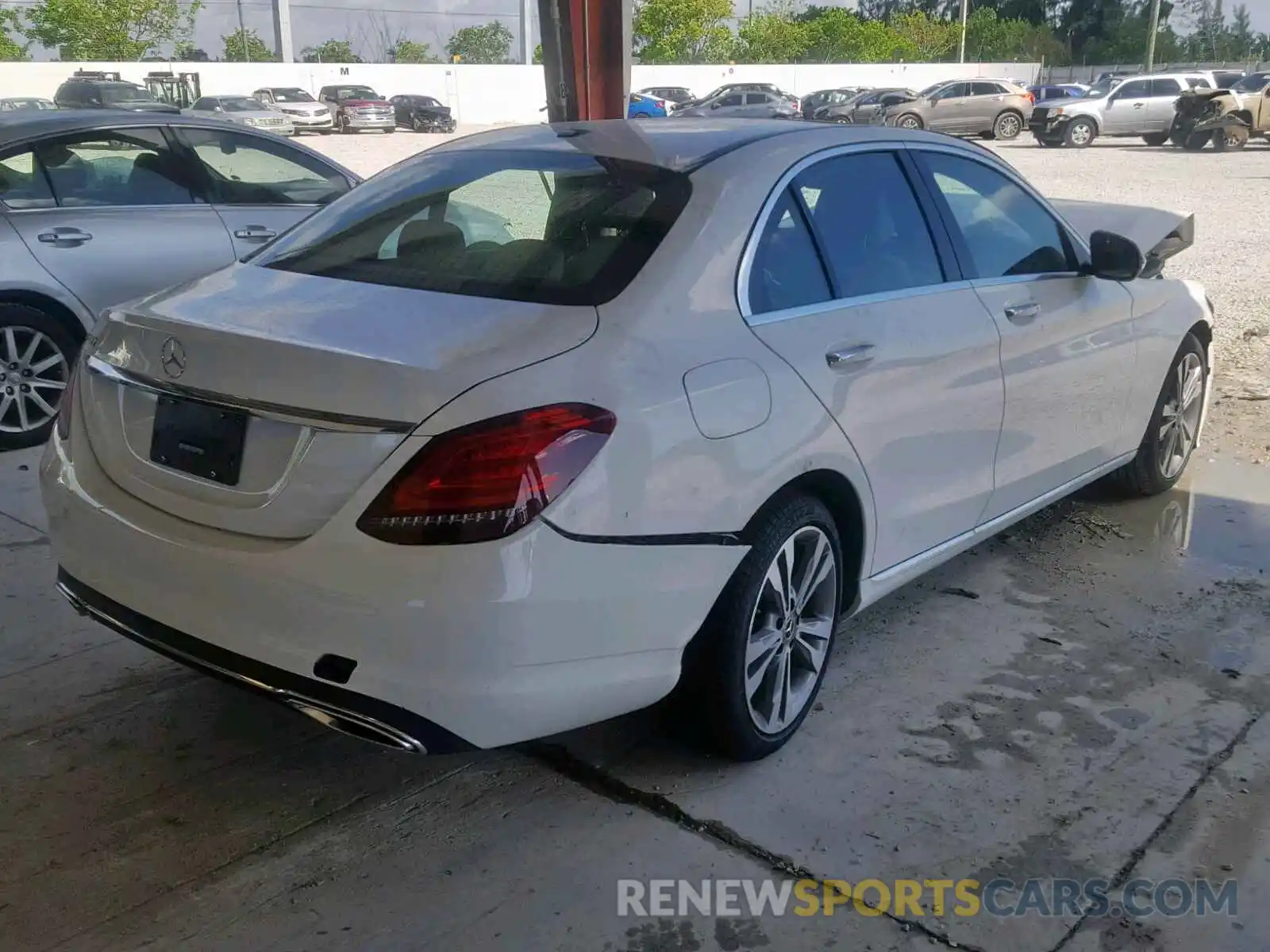 4 Photograph of a damaged car 55SWF8DB2KU288948 MERCEDES-BENZ C CLASS 2019