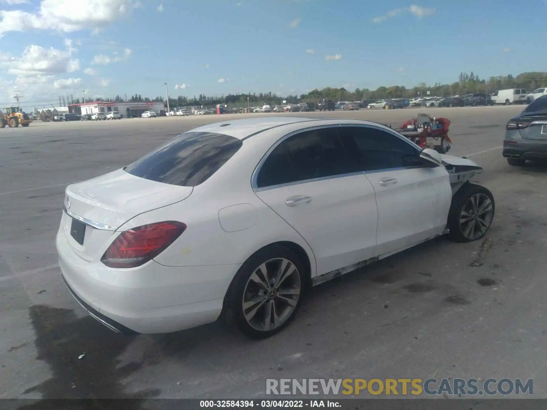 4 Photograph of a damaged car 55SWF8DB2KU298573 MERCEDES-BENZ C-CLASS 2019