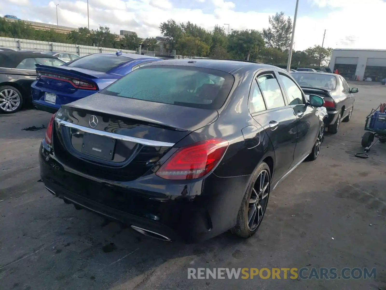 4 Photograph of a damaged car 55SWF8DB2KU319311 MERCEDES-BENZ C CLASS 2019