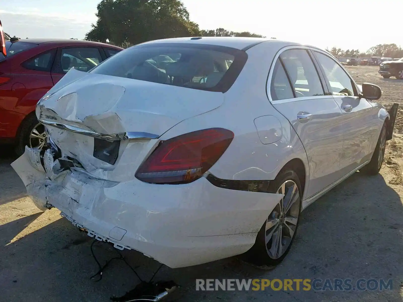 4 Photograph of a damaged car 55SWF8DB3KU300993 MERCEDES-BENZ C CLASS 2019