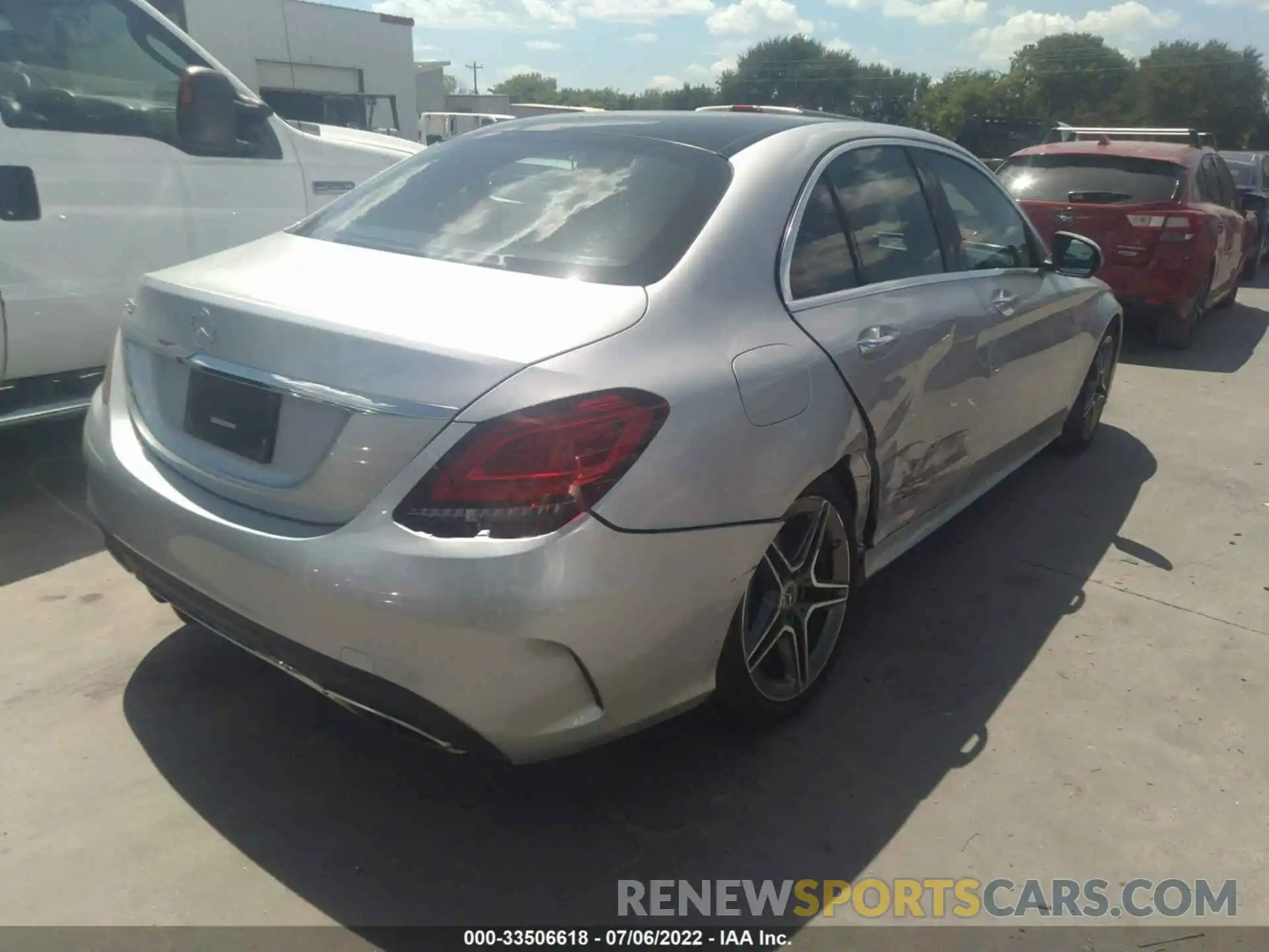 4 Photograph of a damaged car 55SWF8DB5KU282724 MERCEDES-BENZ C-CLASS 2019