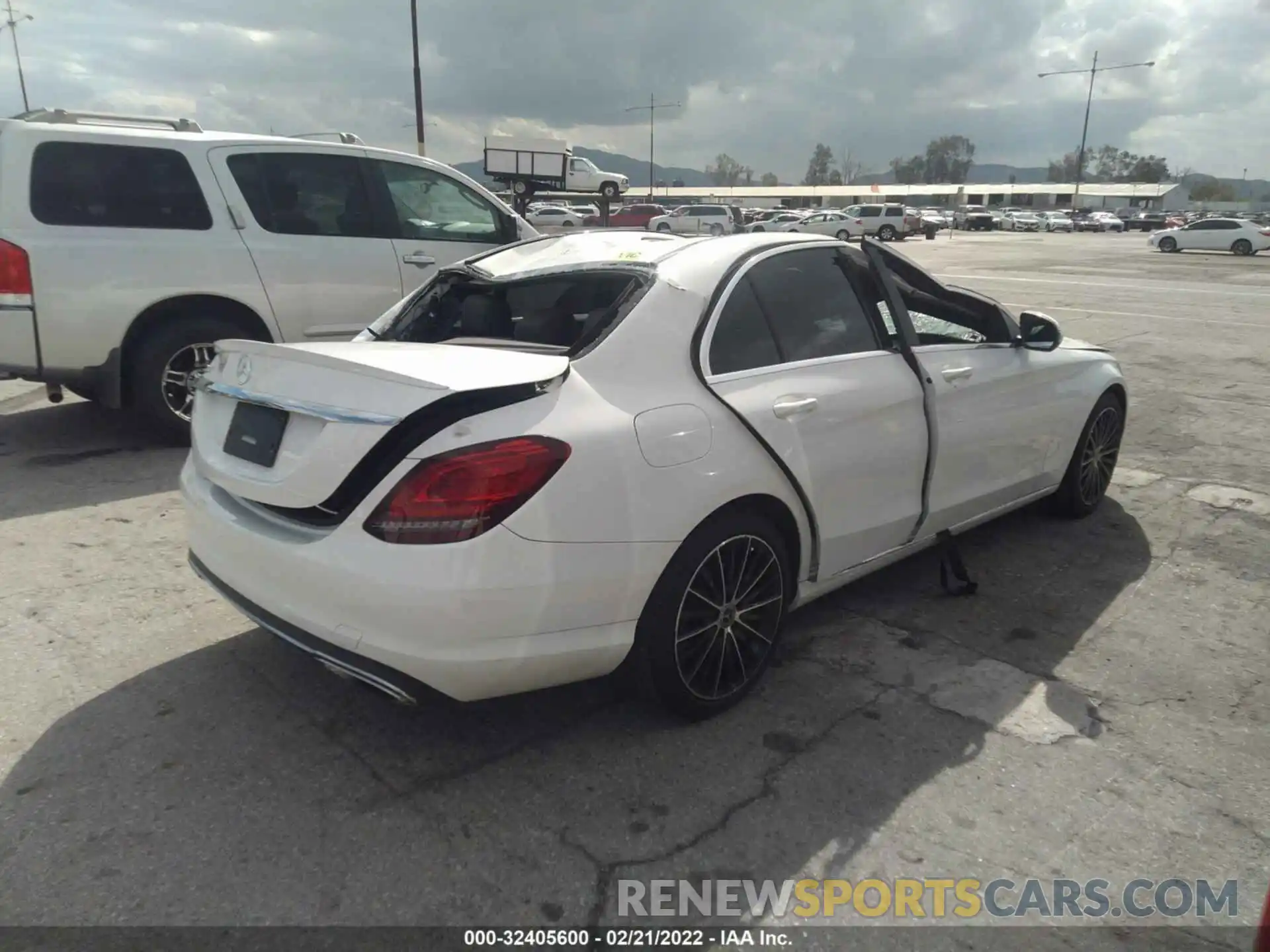 4 Photograph of a damaged car 55SWF8DB6KU314435 MERCEDES-BENZ C-CLASS 2019