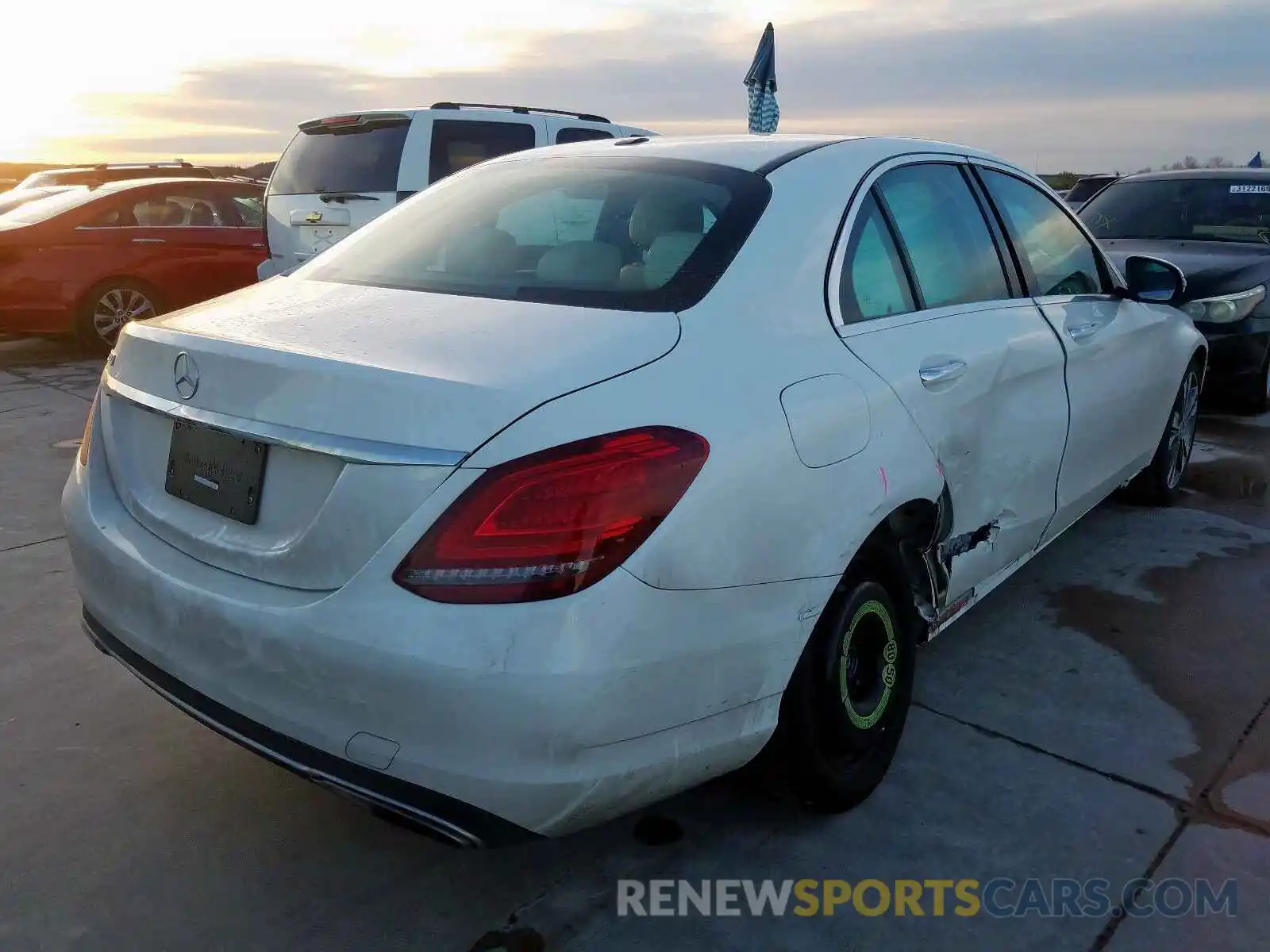 4 Photograph of a damaged car 55SWF8DB9KU288008 MERCEDES-BENZ C CLASS 2019