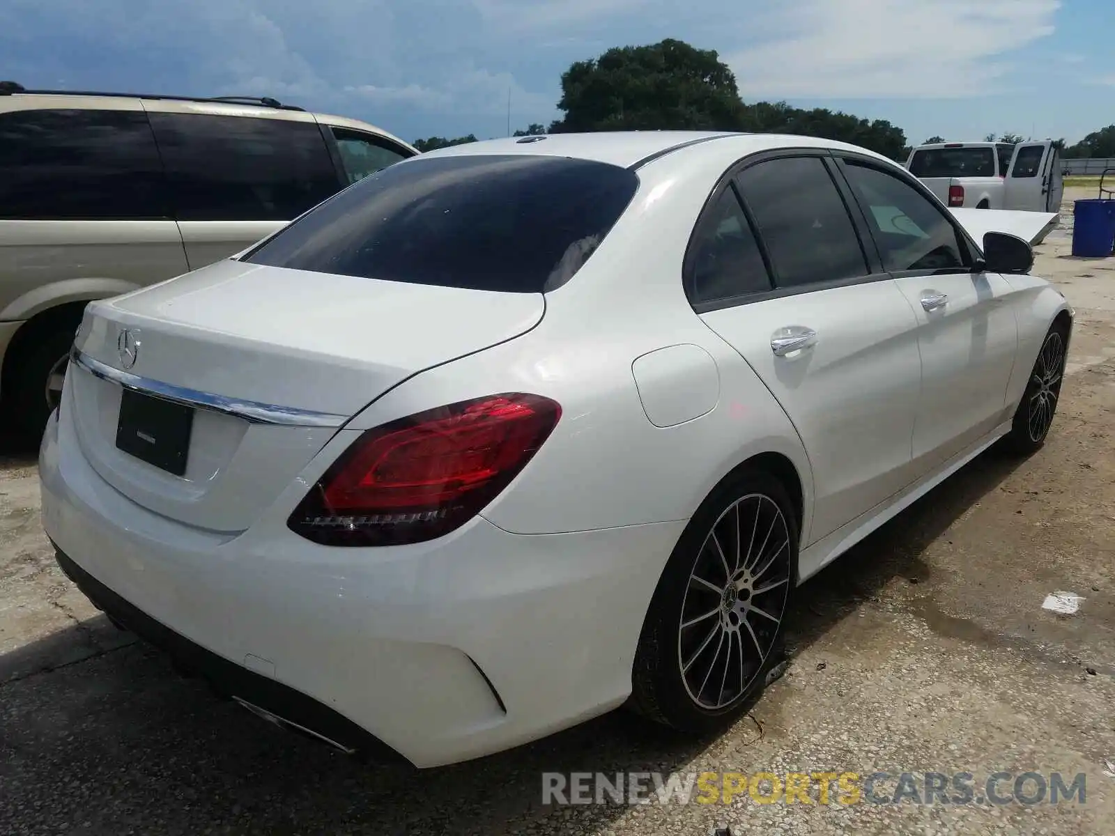 4 Photograph of a damaged car WDDWF8DBXKR482354 MERCEDES-BENZ C CLASS 2019