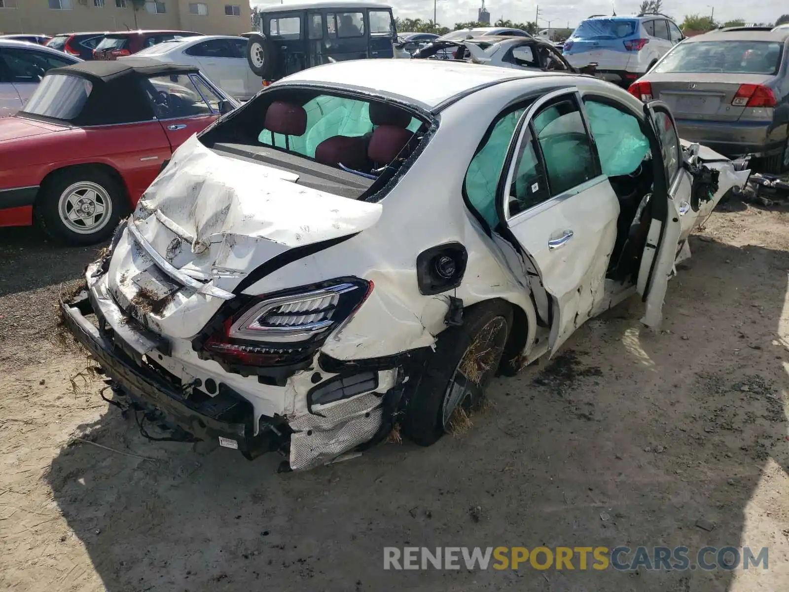 4 Фотография поврежденного автомобиля W1KWF8DBXLR599711 MERCEDES-BENZ C CLASS 2020