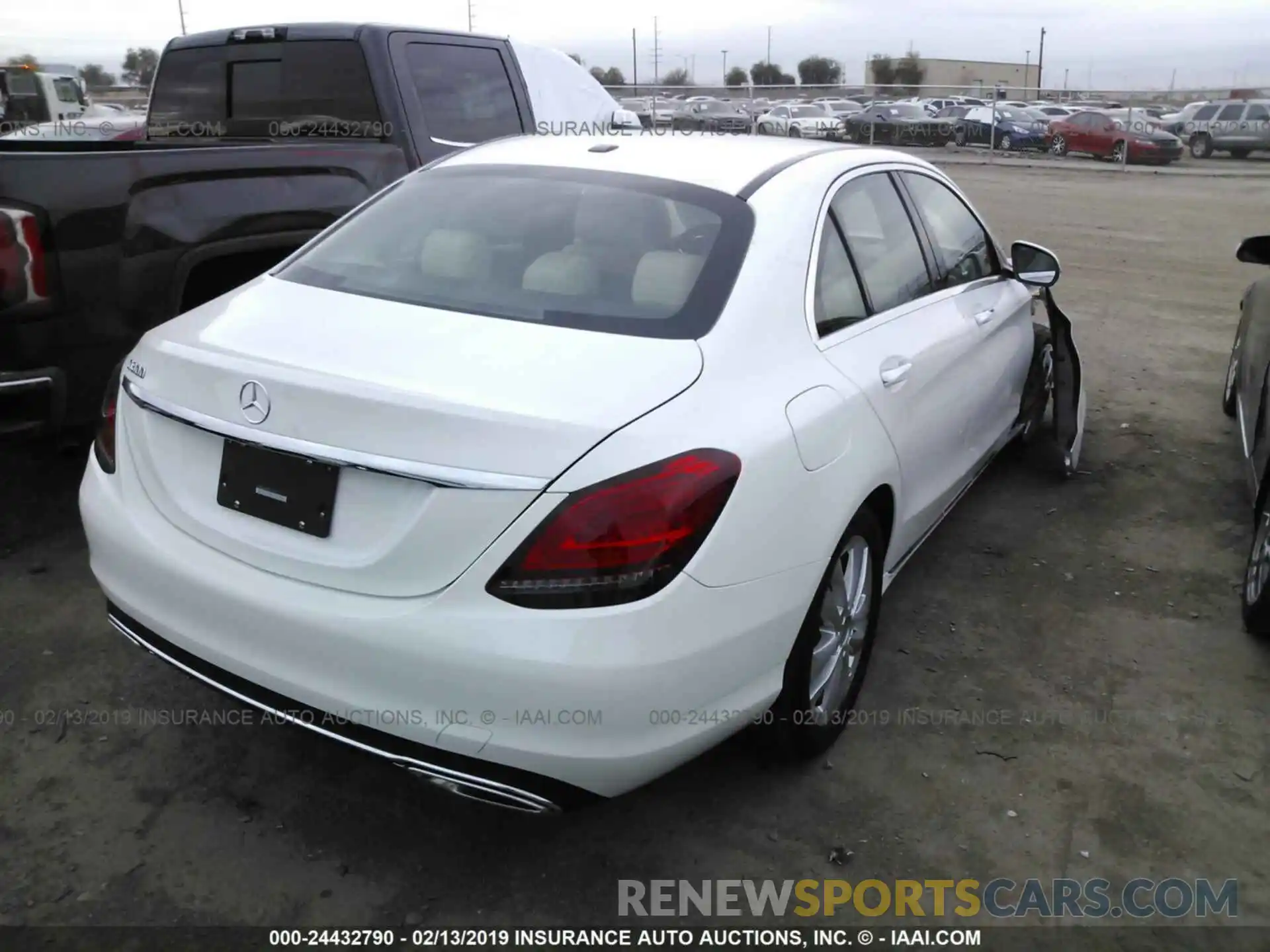 4 Photograph of a damaged car 55SWF8DB2KU299089 MERCEDES-BENZ C300 2019