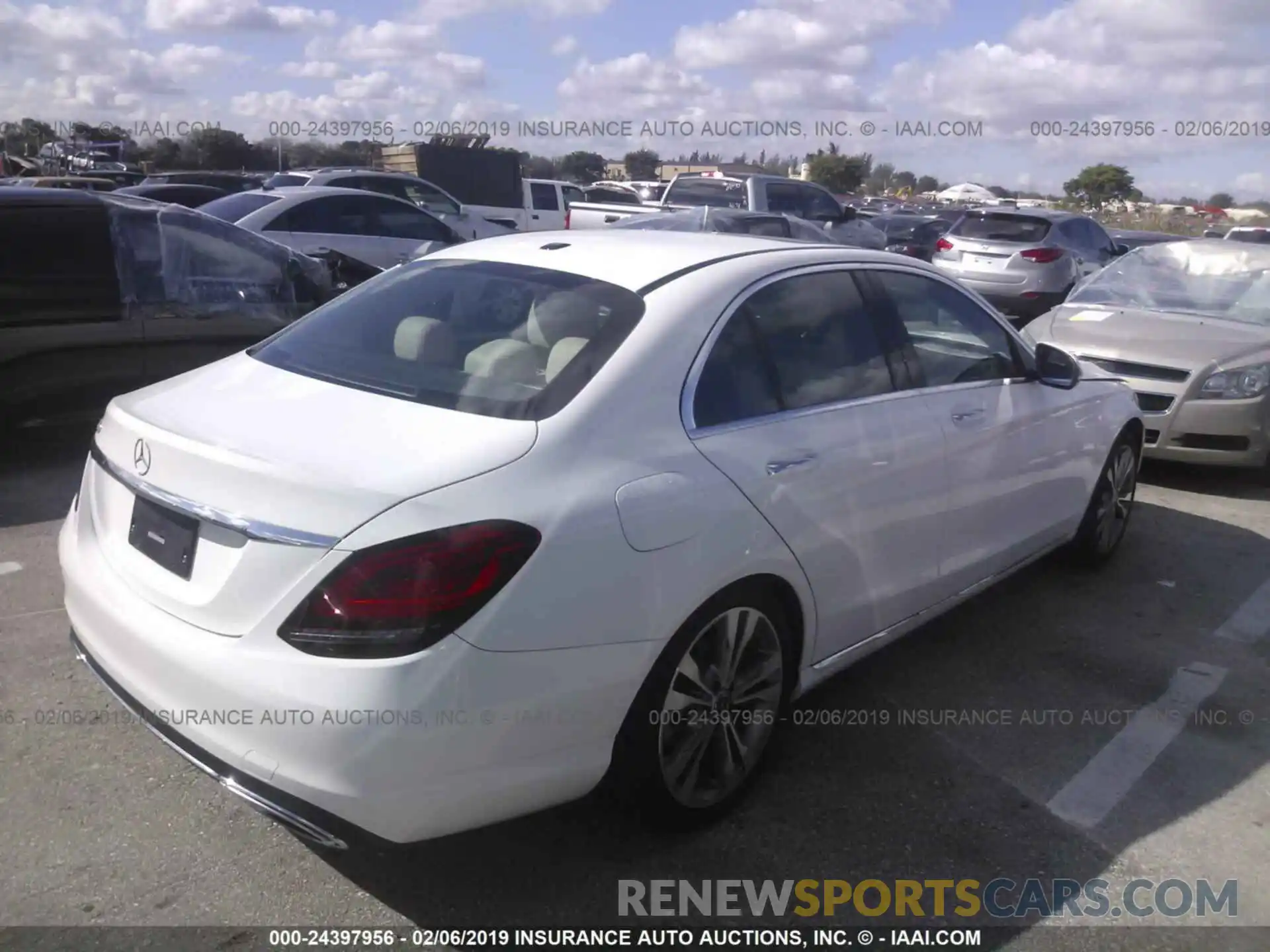 4 Photograph of a damaged car 55SWF8DB9KU287554 MERCEDES-BENZ C300 2019