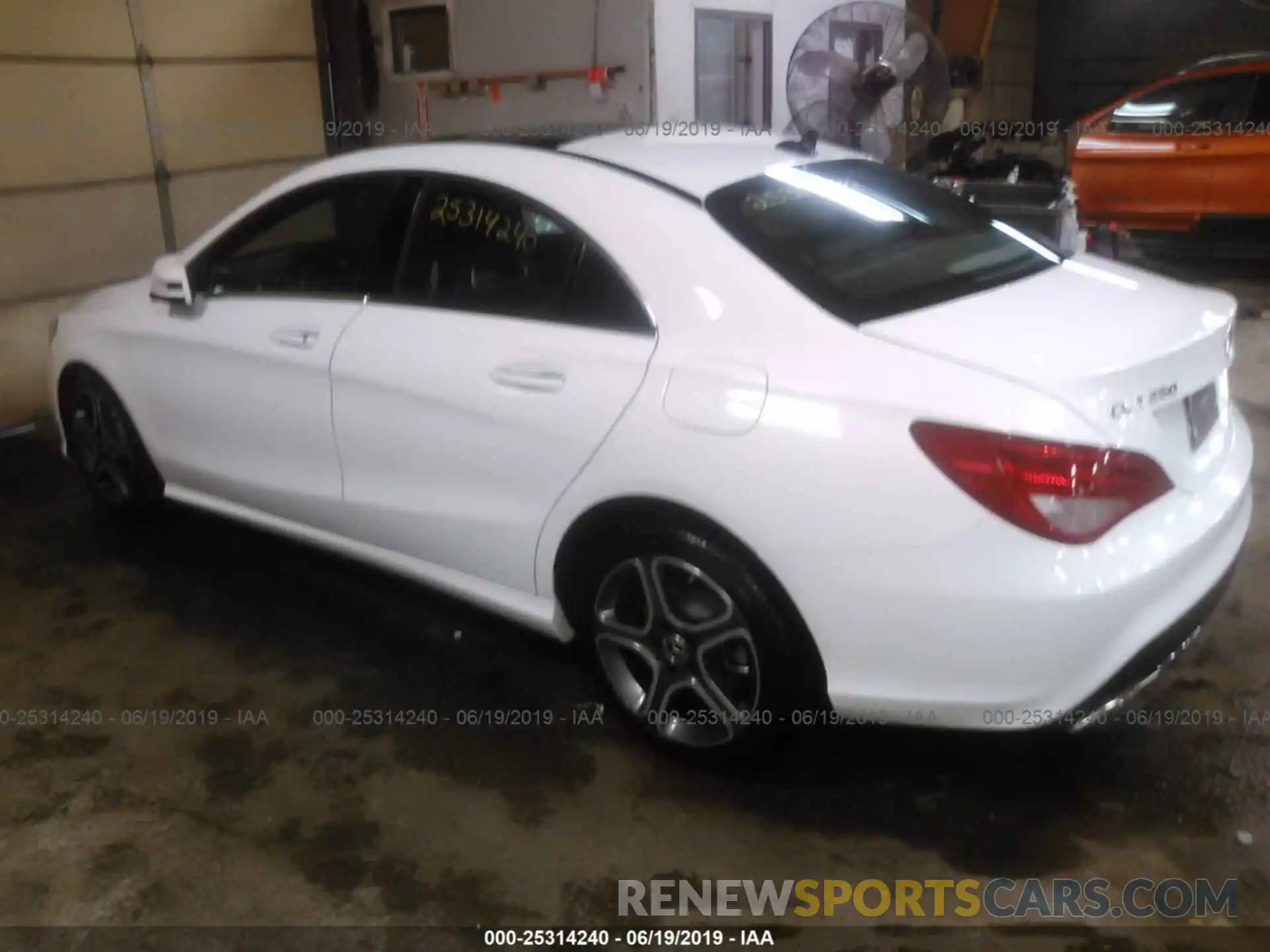 3 Фотография поврежденного автомобиля WDDSJ4GB6KN723352 MERCEDES-BENZ CLA 2019