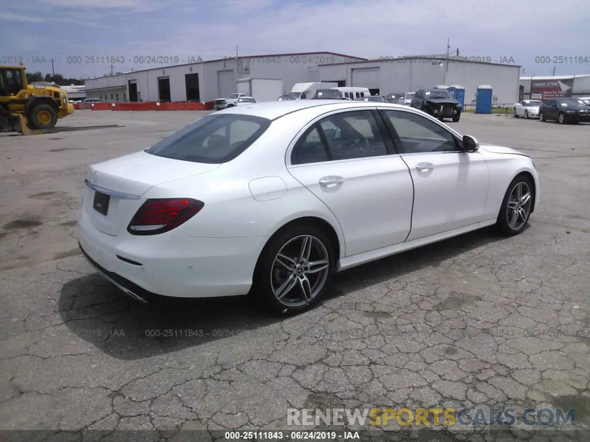 4 Photograph of a damaged car WDDZF4JB8KA634592 MERCEDES-BENZ E 2019