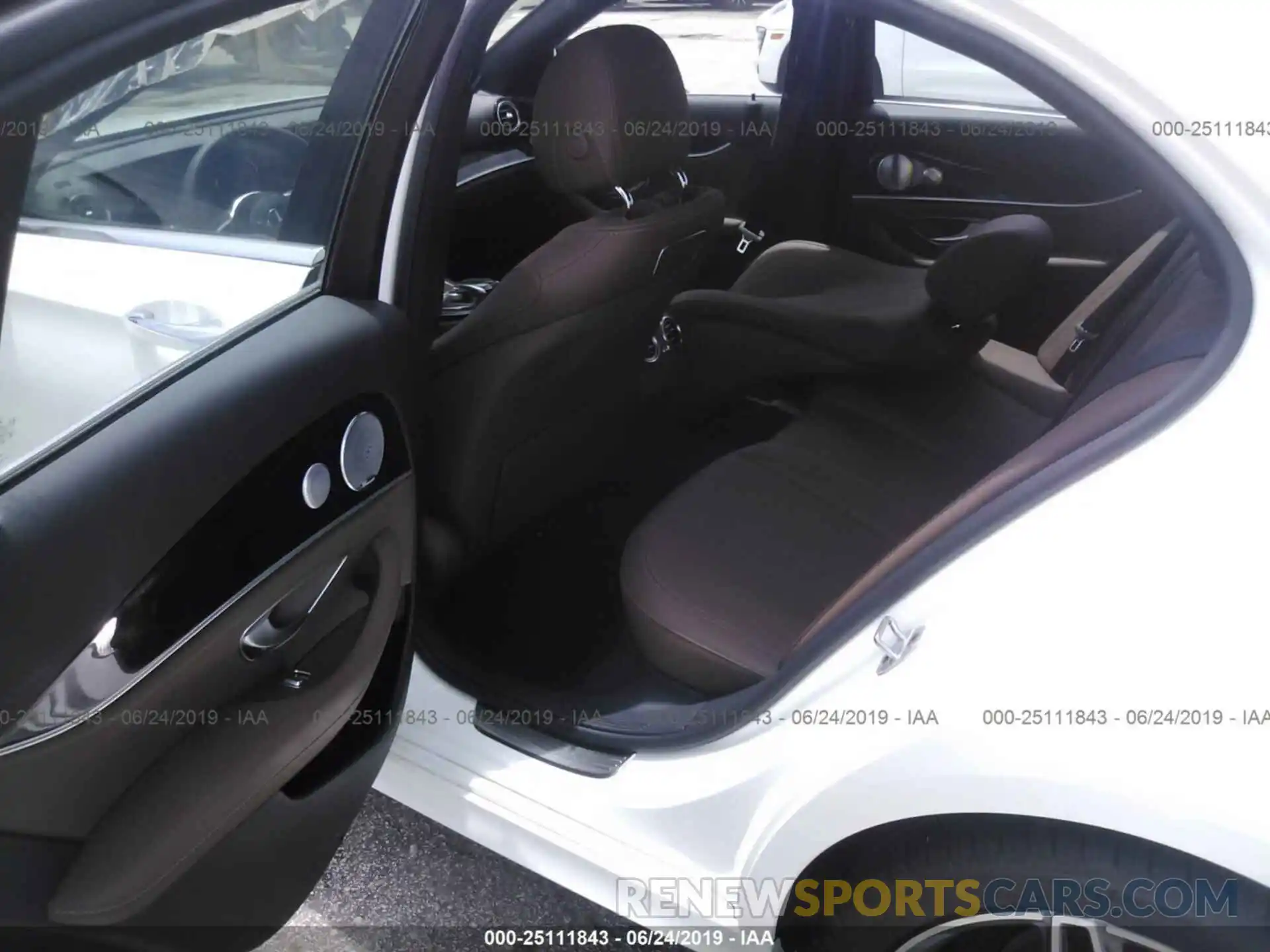 8 Photograph of a damaged car WDDZF4JB8KA634592 MERCEDES-BENZ E 2019