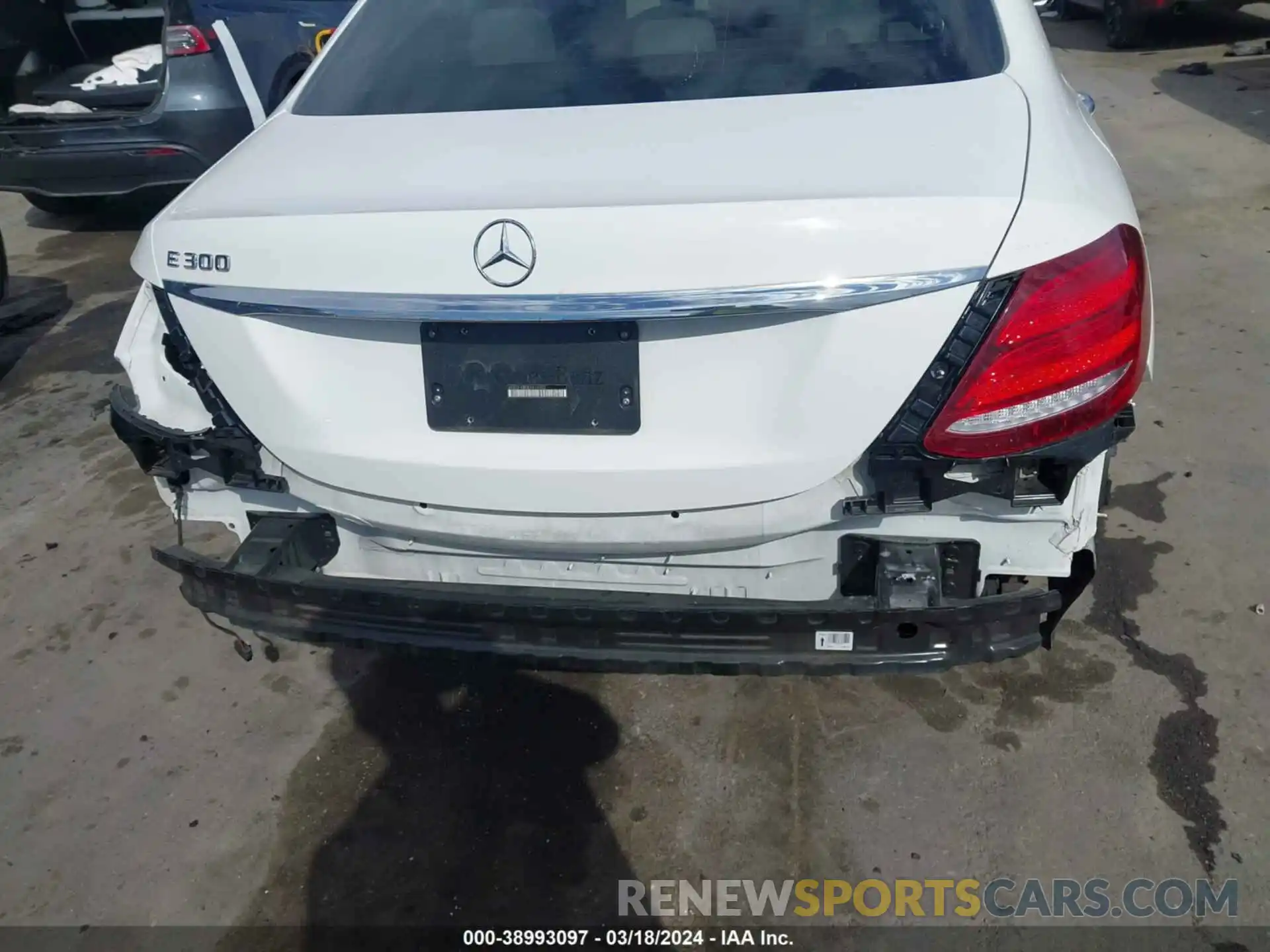 17 Photograph of a damaged car WDDZF4JB0KA514902 MERCEDES-BENZ E 300 2019