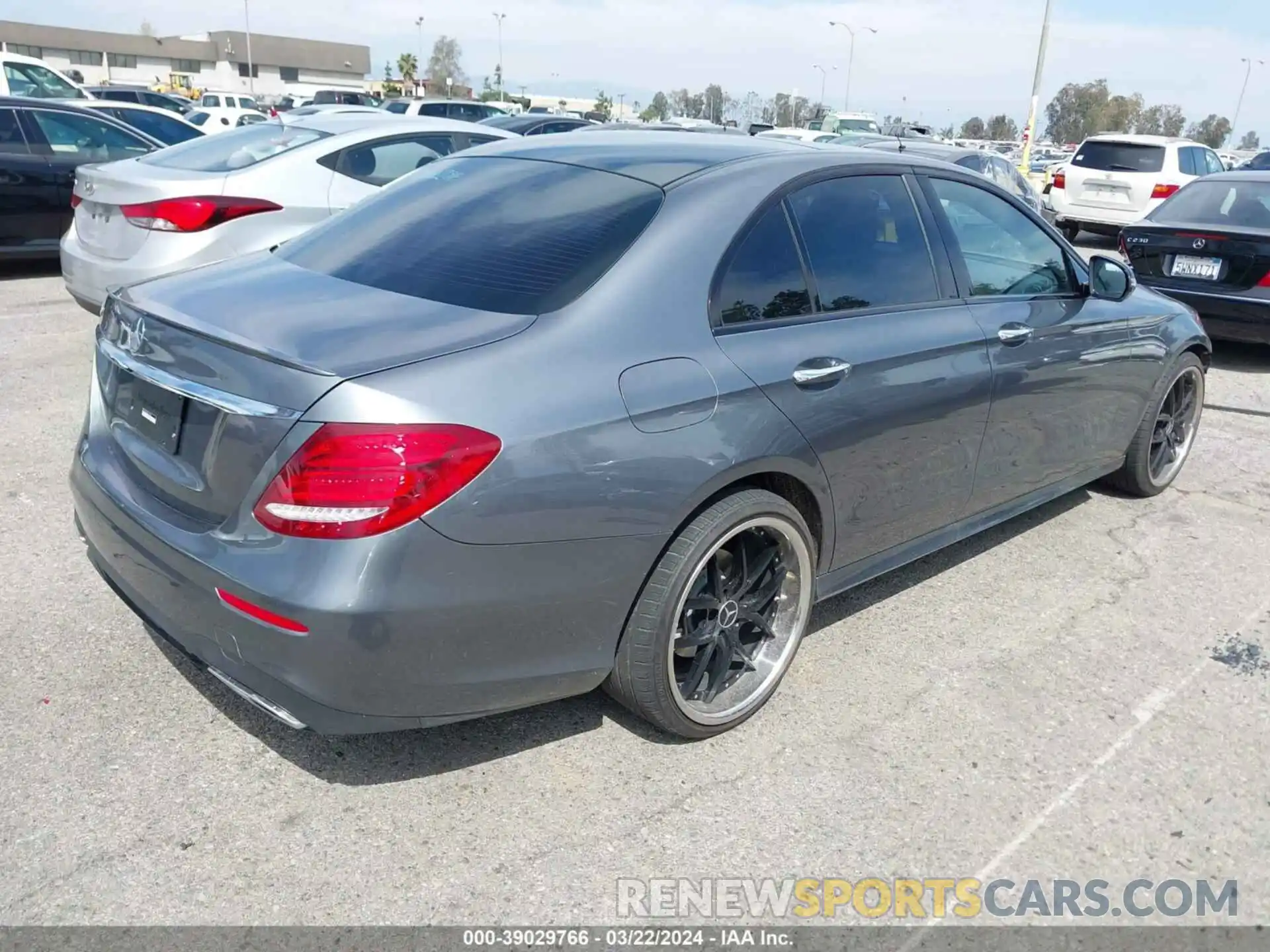 4 Photograph of a damaged car WDDZF4JB7KA513469 MERCEDES-BENZ E 300 2019