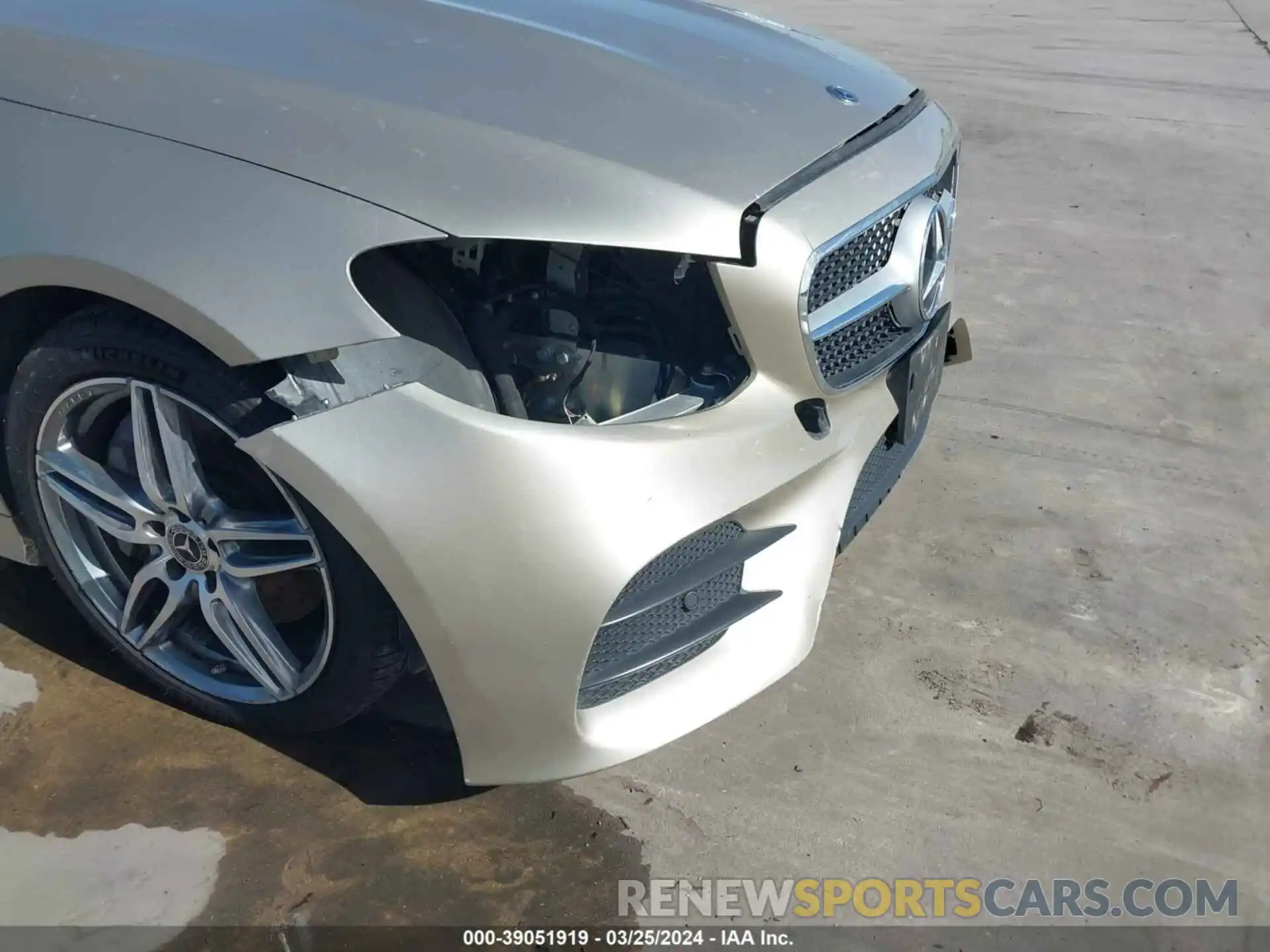 18 Photograph of a damaged car WDD1K6HB3KF117181 MERCEDES-BENZ E 450 2019