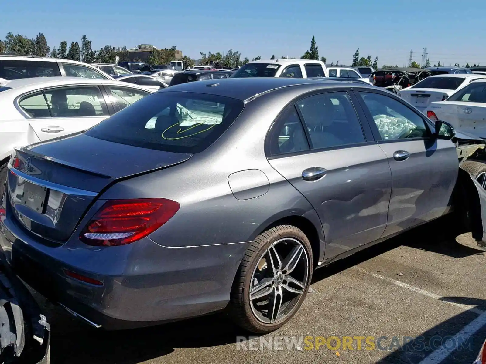 4 Photograph of a damaged car WDDZF4JB0KA559936 MERCEDES-BENZ E CLASS 2019