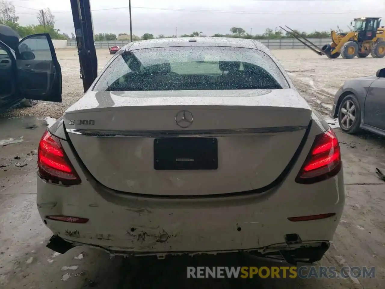 9 Photograph of a damaged car WDDZF4JB3KA579811 MERCEDES-BENZ E-CLASS 2019