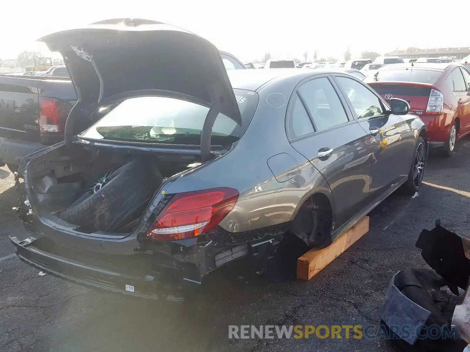 4 Photograph of a damaged car WDDZF4JB3KA670898 MERCEDES-BENZ E CLASS 2019