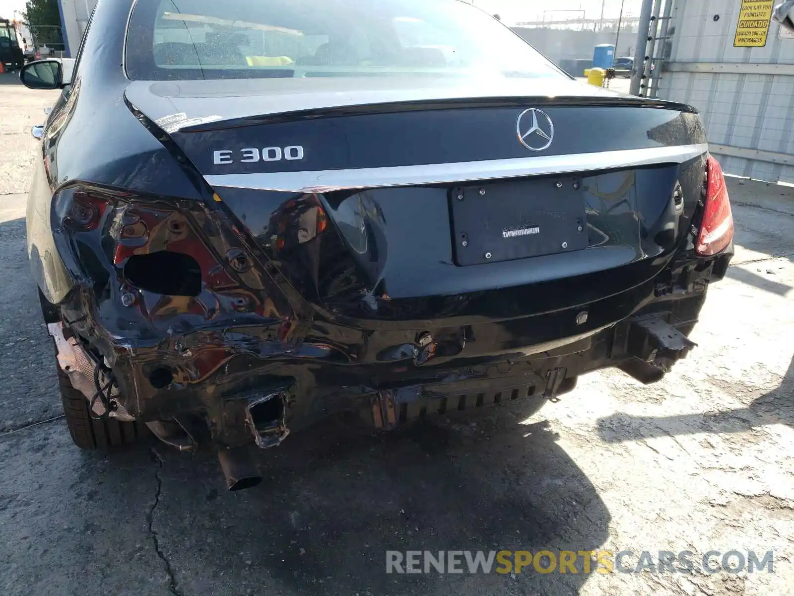 9 Photograph of a damaged car WDDZF4JB6KA627706 MERCEDES-BENZ E-CLASS 2019