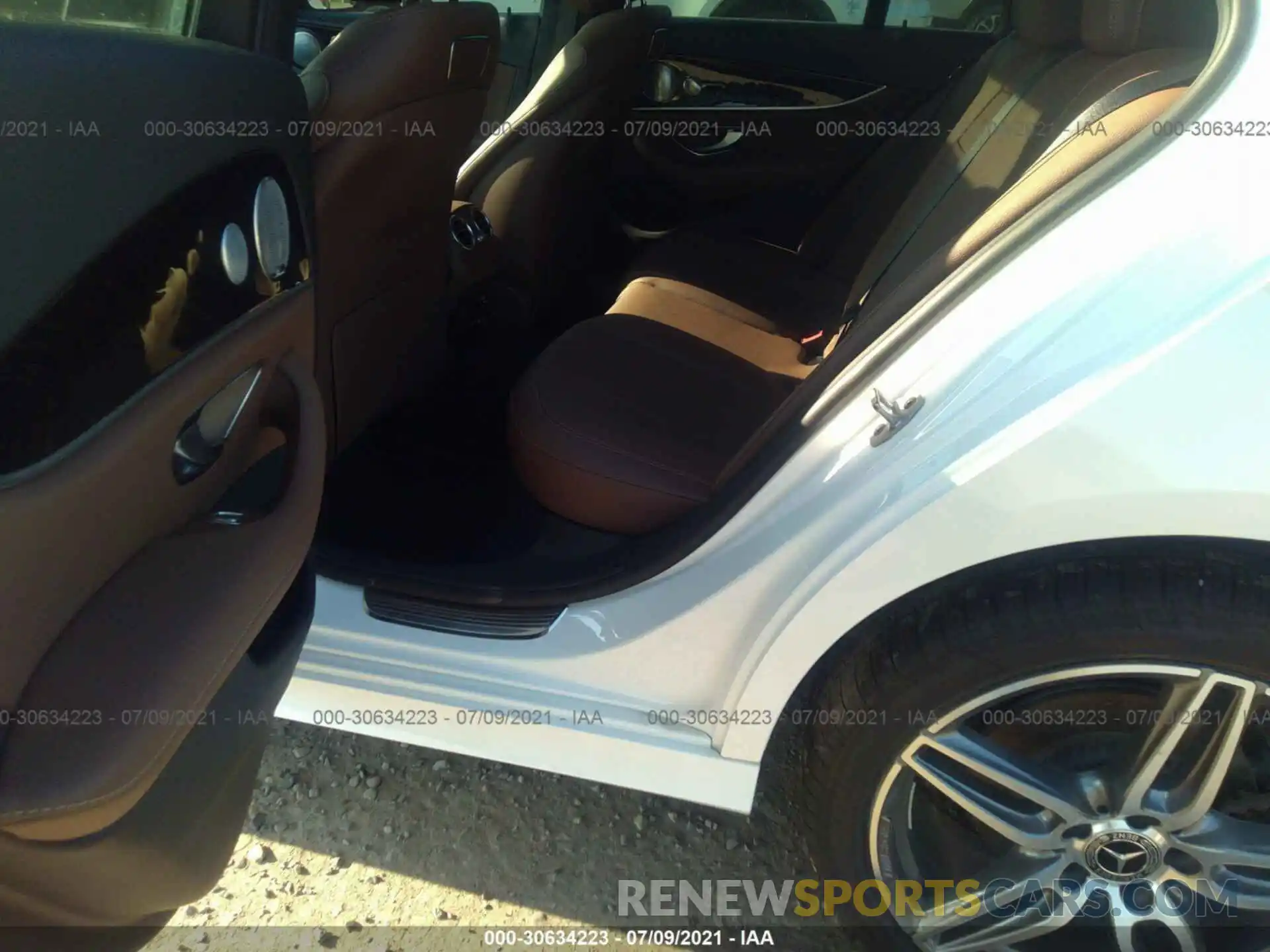 8 Photograph of a damaged car WDDZF4JB7KA518946 MERCEDES-BENZ E-CLASS 2019