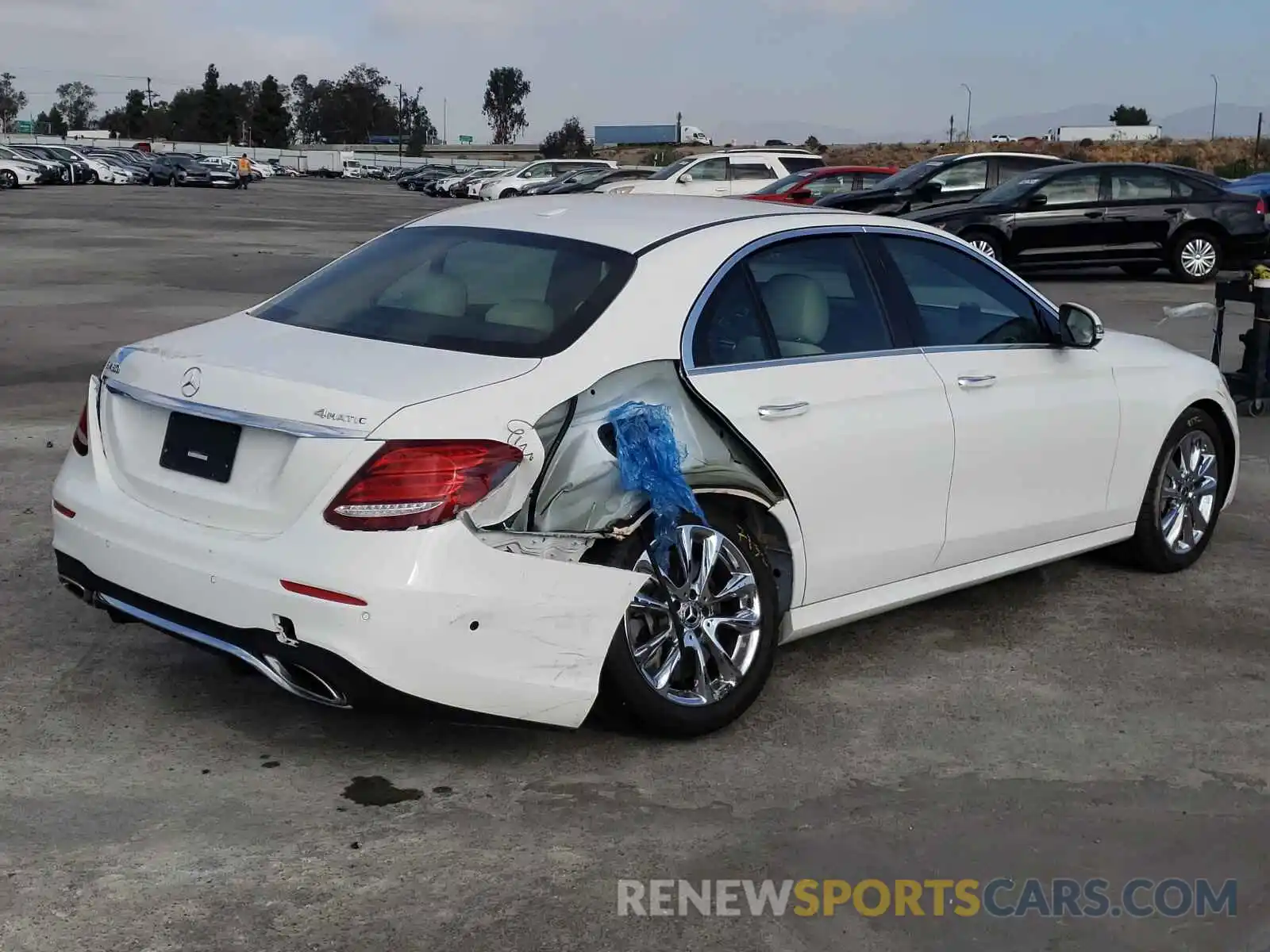 4 Photograph of a damaged car WDDZF6JB2KA588981 MERCEDES-BENZ E-CLASS 2019