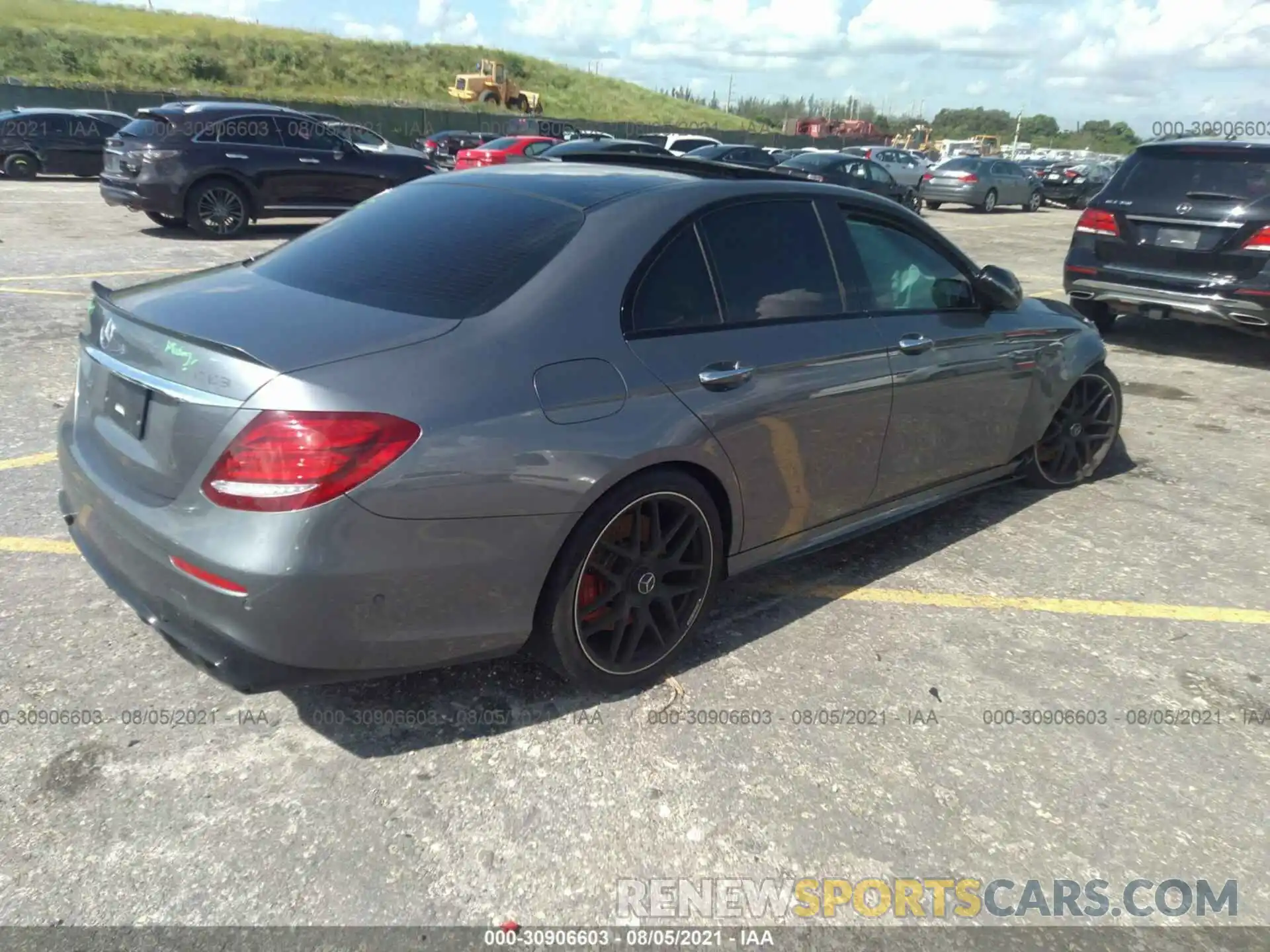 4 Photograph of a damaged car WDDZF8KB4KA525374 MERCEDES-BENZ E-CLASS 2019