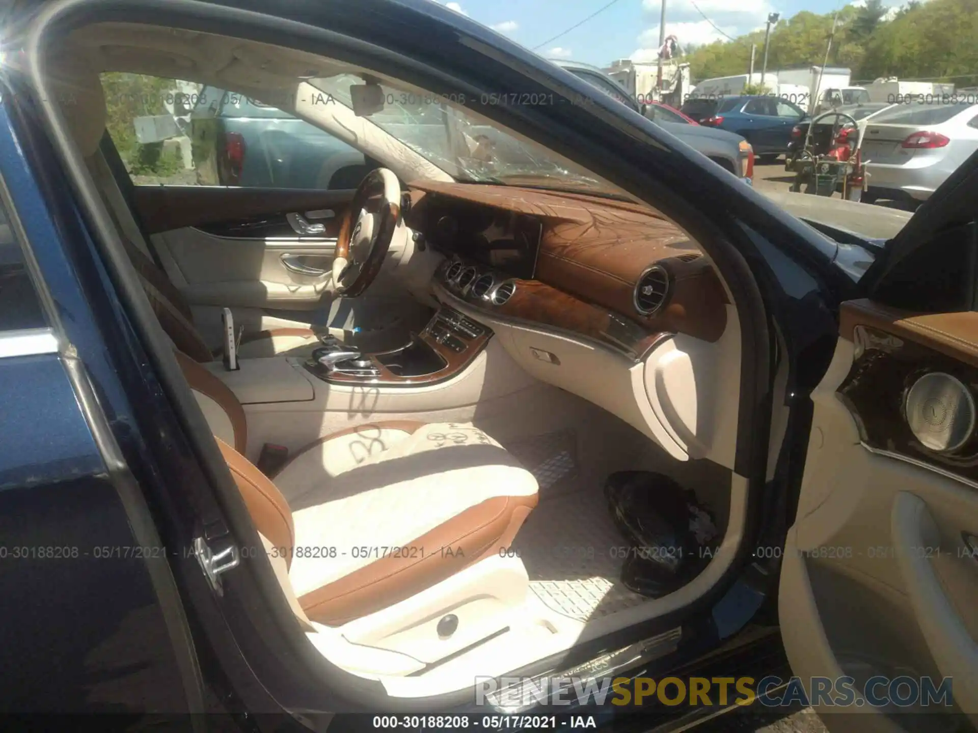 5 Photograph of a damaged car WDDZH6JB2KA584391 MERCEDES-BENZ E-CLASS 2019