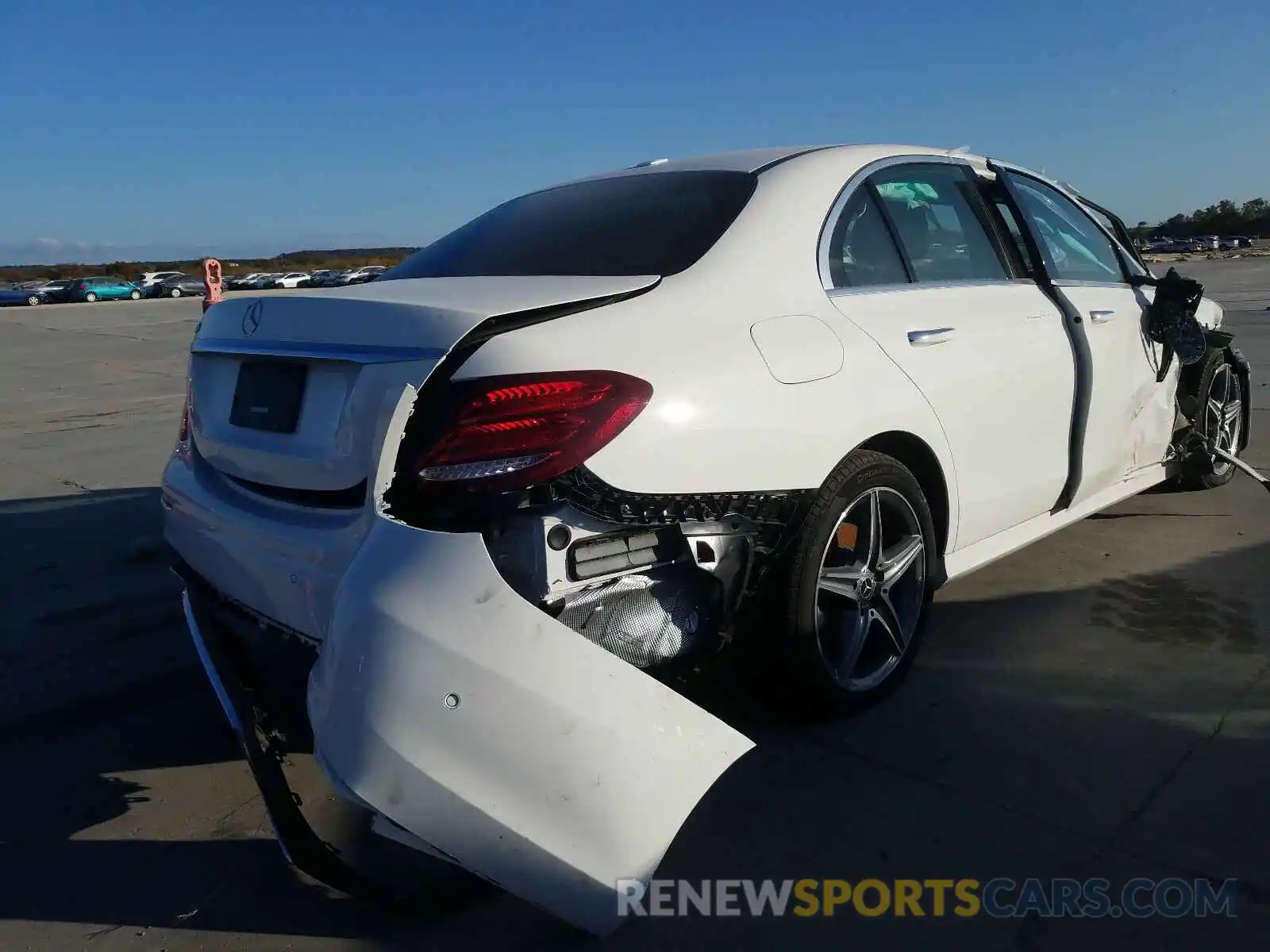 4 Photograph of a damaged car WDDZF8DB3LA704097 MERCEDES-BENZ E CLASS 2020