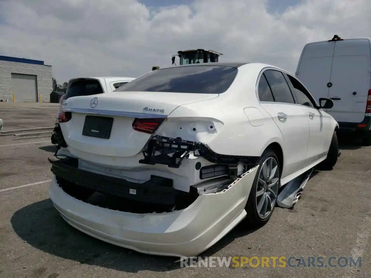 4 Photograph of a damaged car W1KZF5KB7NB010821 MERCEDES-BENZ E-CLASS 2022