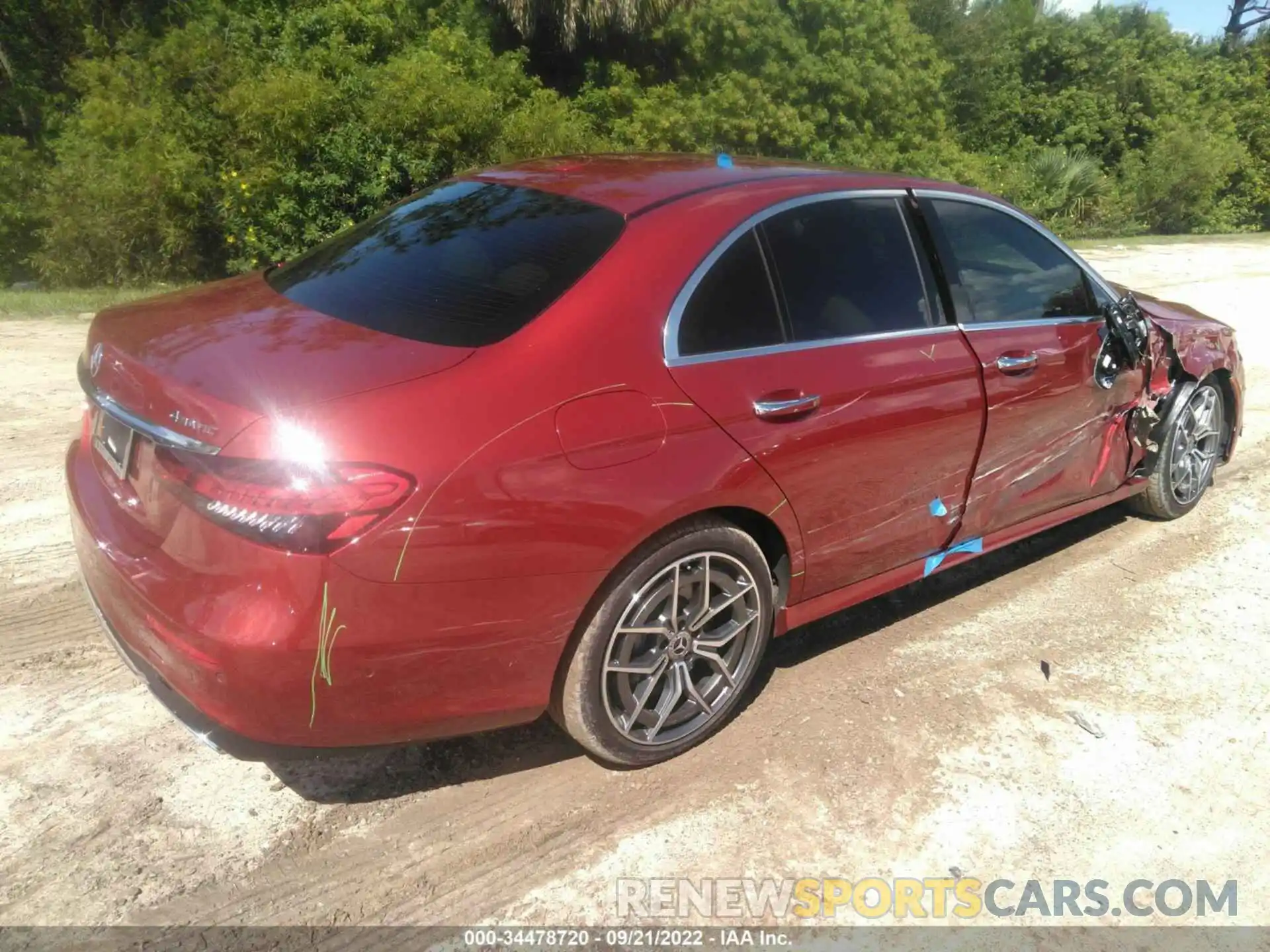 4 Photograph of a damaged car W1KZF5KB7NB011273 MERCEDES-BENZ E-CLASS 2022