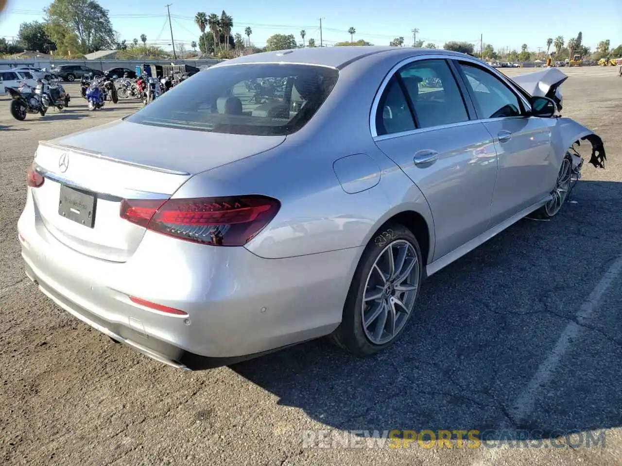 4 Photograph of a damaged car W1KZF8DB3NB025668 MERCEDES-BENZ E-CLASS 2022